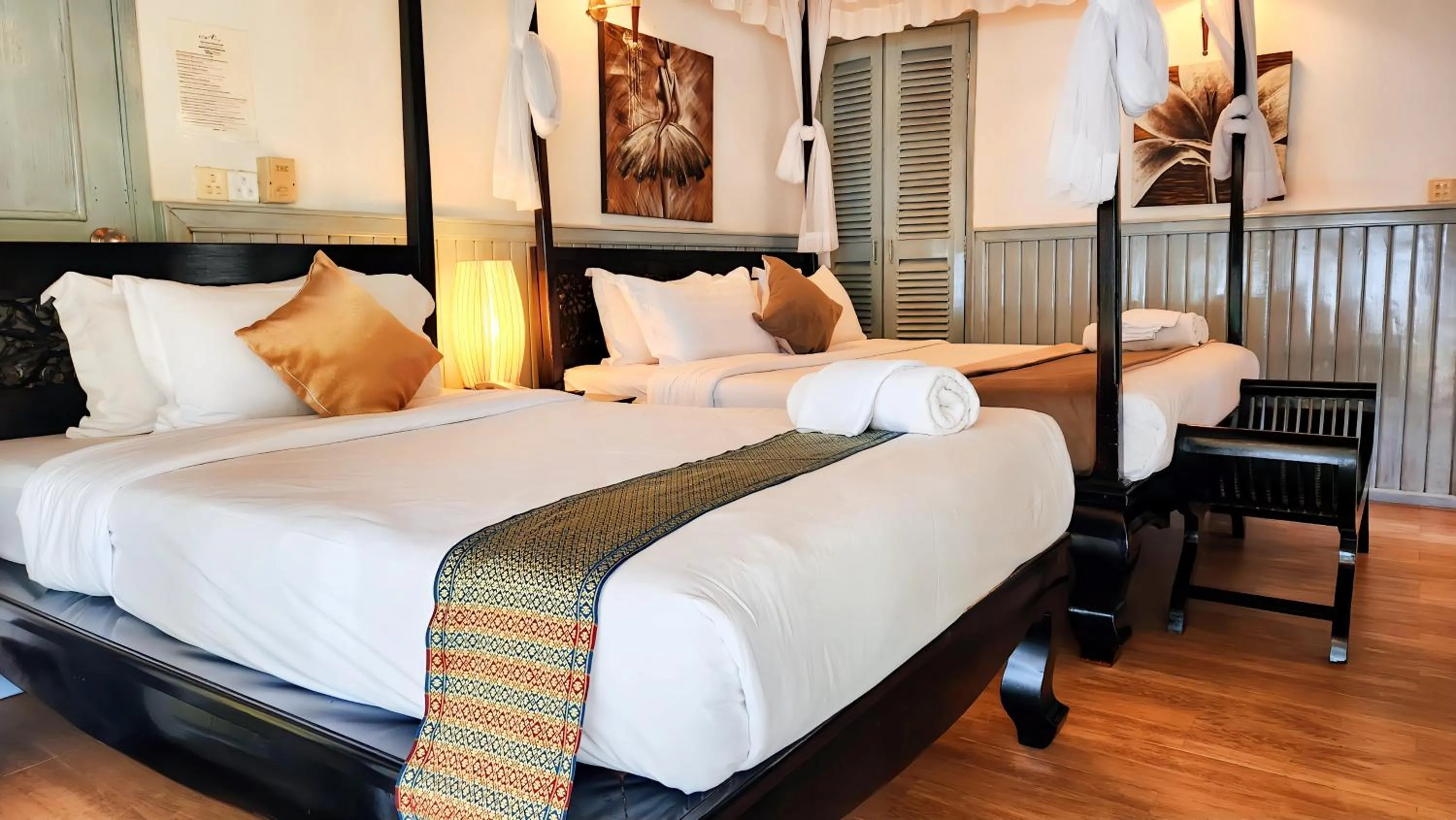 Bed in Nataya Round House Coral Bay Resort