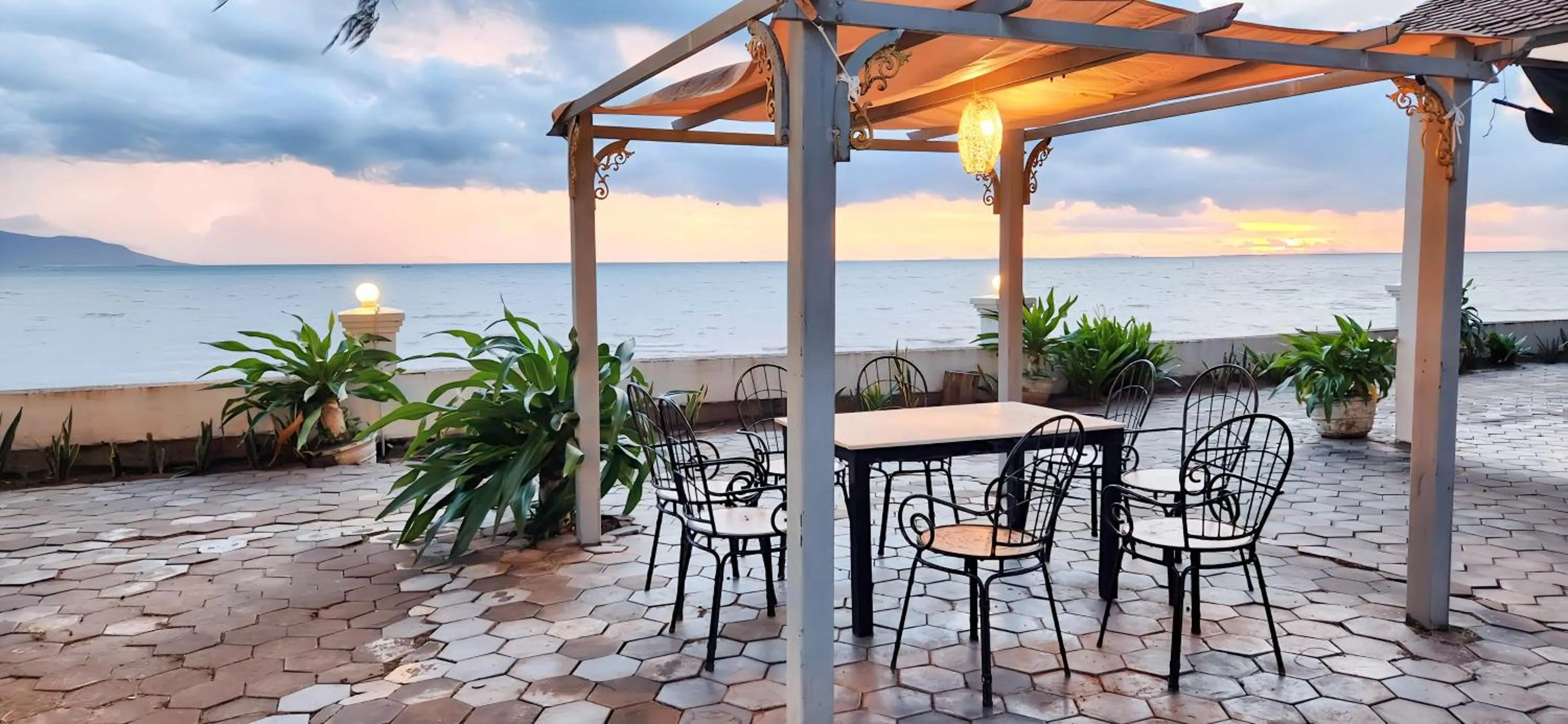 Dining area in Nataya Round House Coral Bay Resort