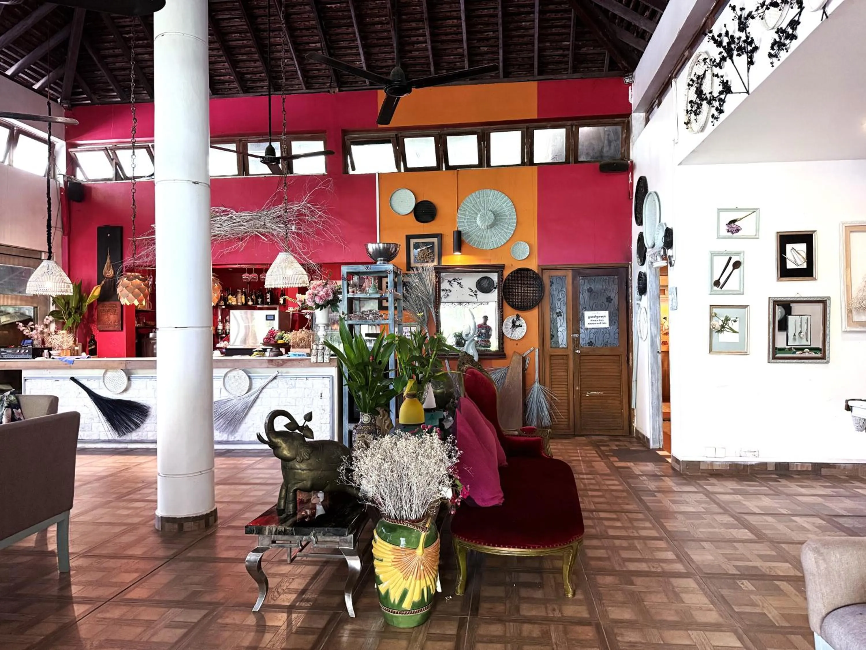 Restaurant/places to eat in Nataya Round House Coral Bay Resort