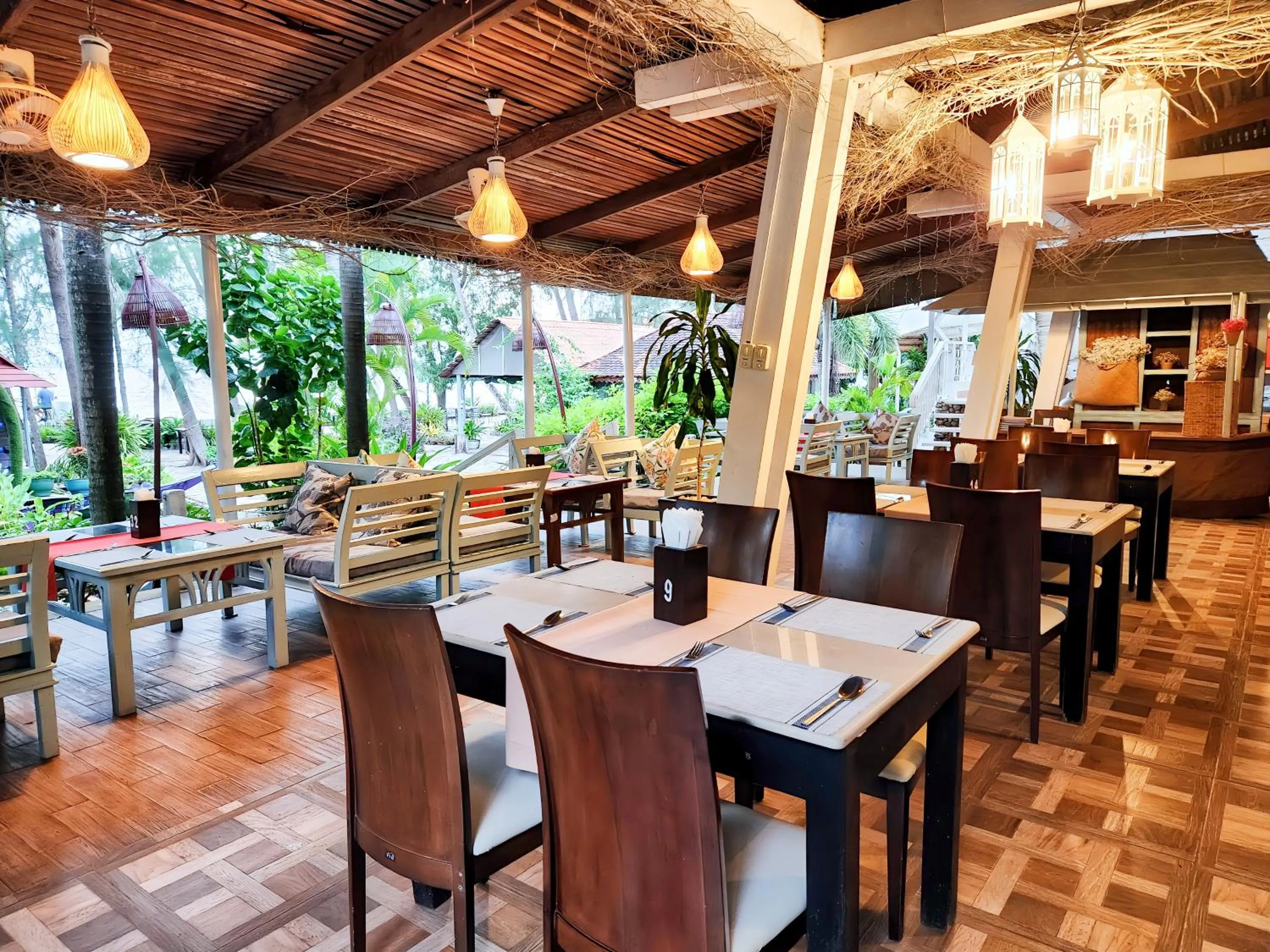 Restaurant/places to eat in Nataya Round House Coral Bay Resort