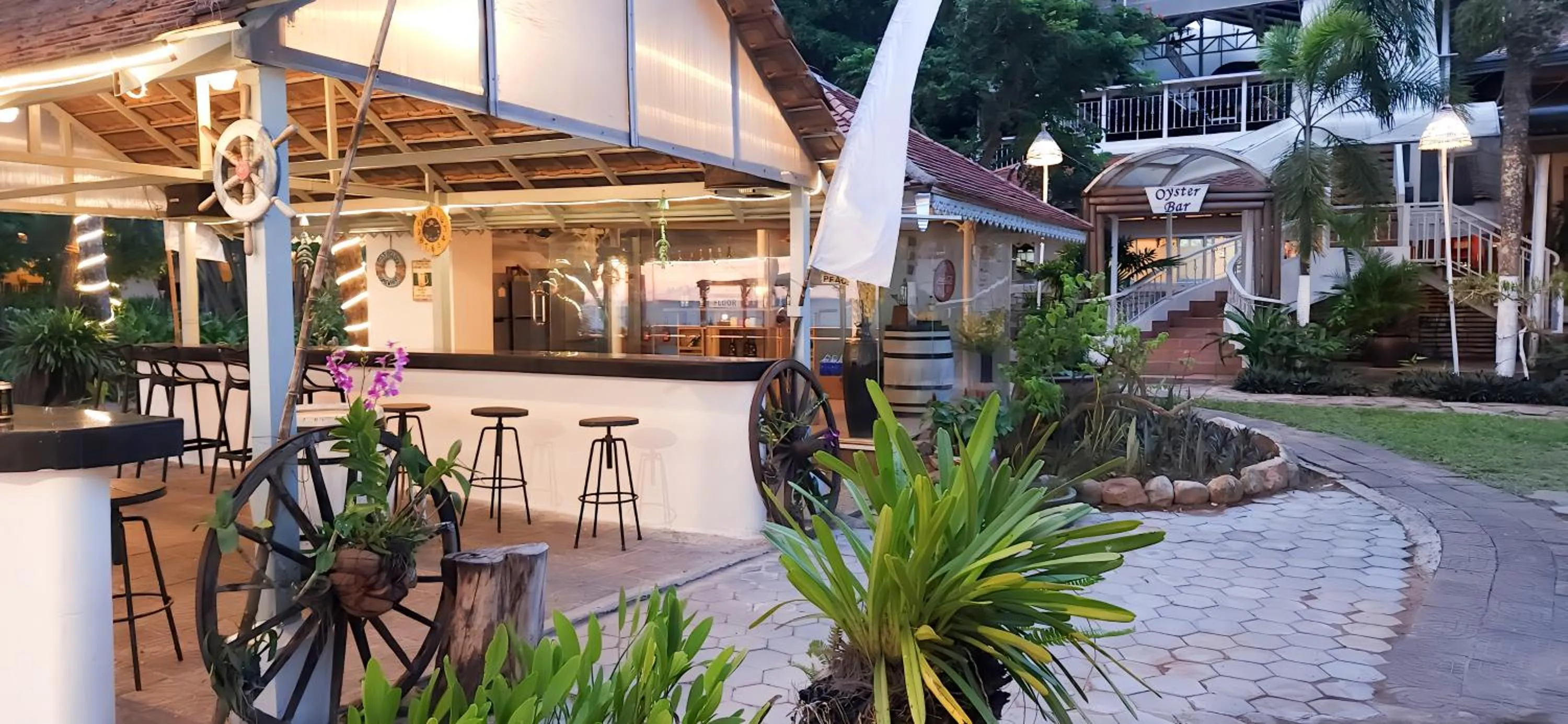 Lounge or bar in Nataya Round House Coral Bay Resort