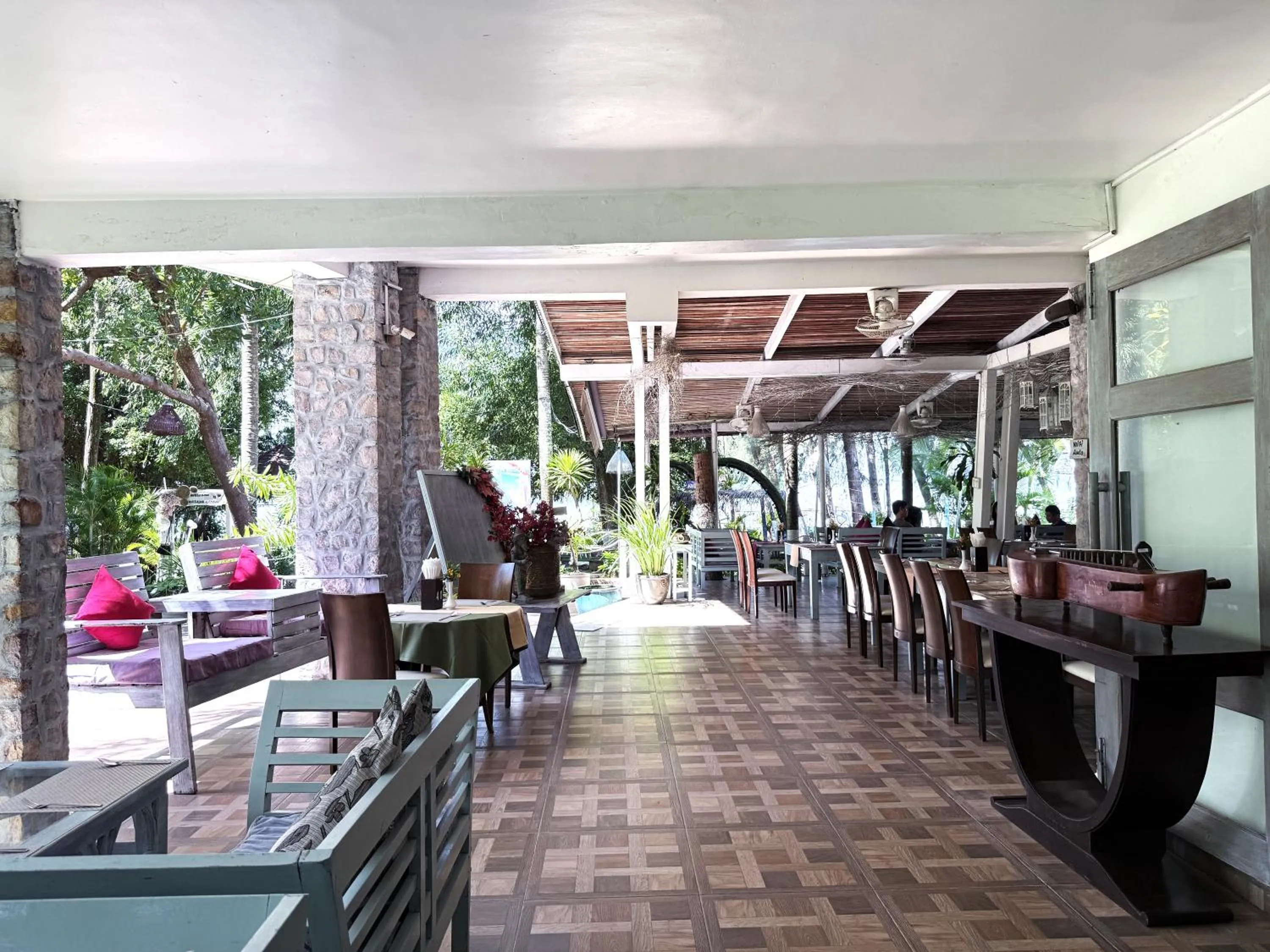 Restaurant/places to eat in Nataya Round House Coral Bay Resort