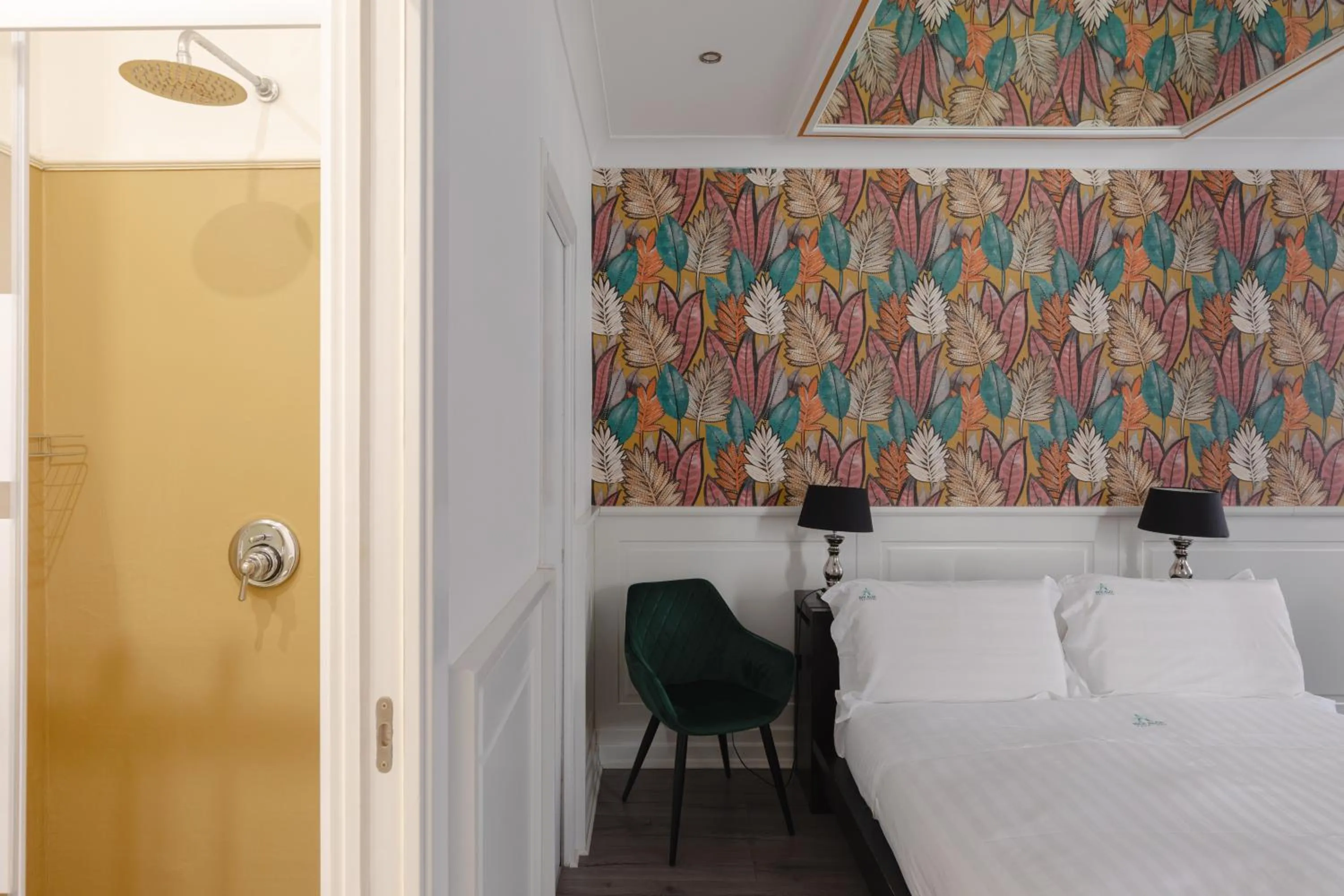 Shower, Bed in Relais Roma Centro