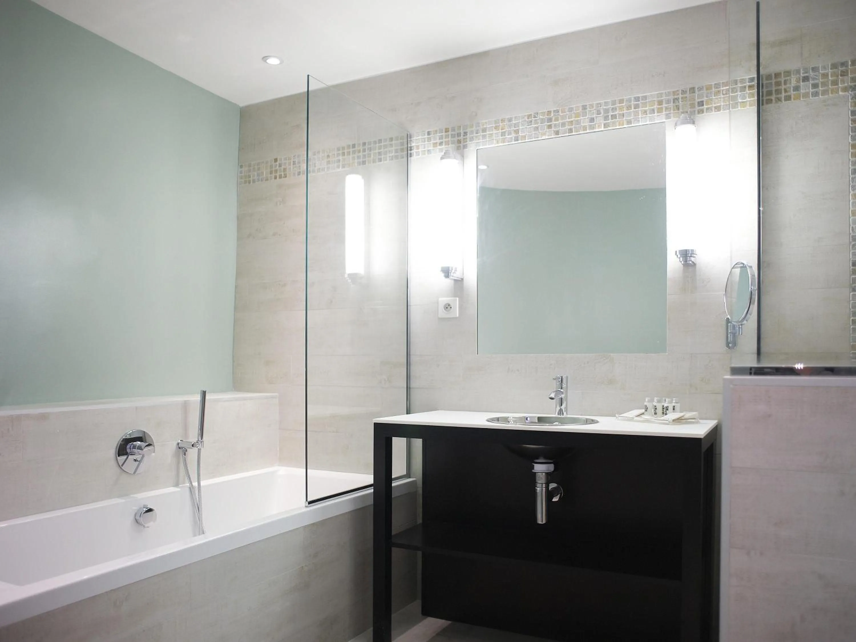 Bedroom in Mercure Marseille Centre Bompard La Corniche