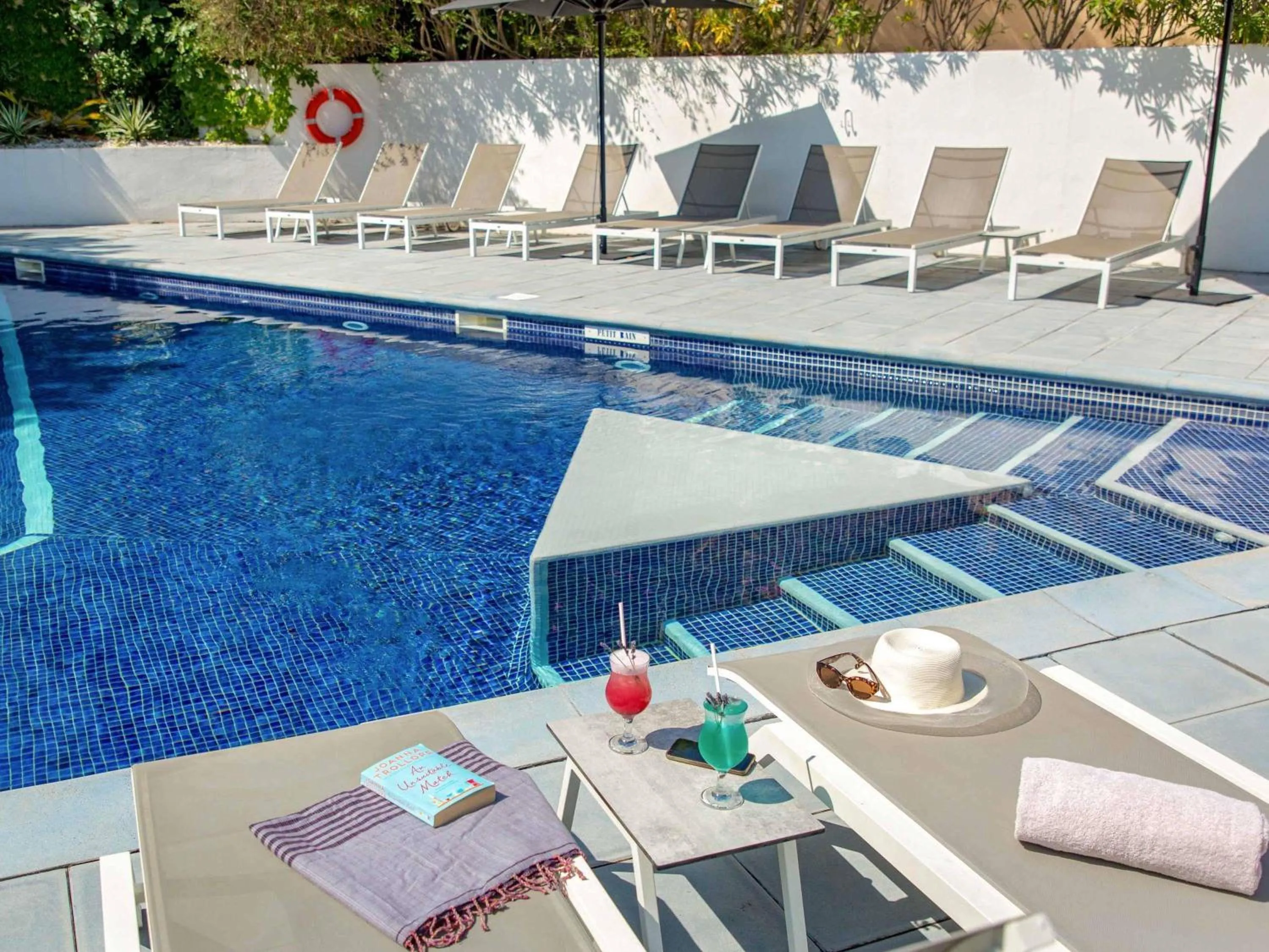 Pool view in Mercure Marseille Centre Bompard La Corniche