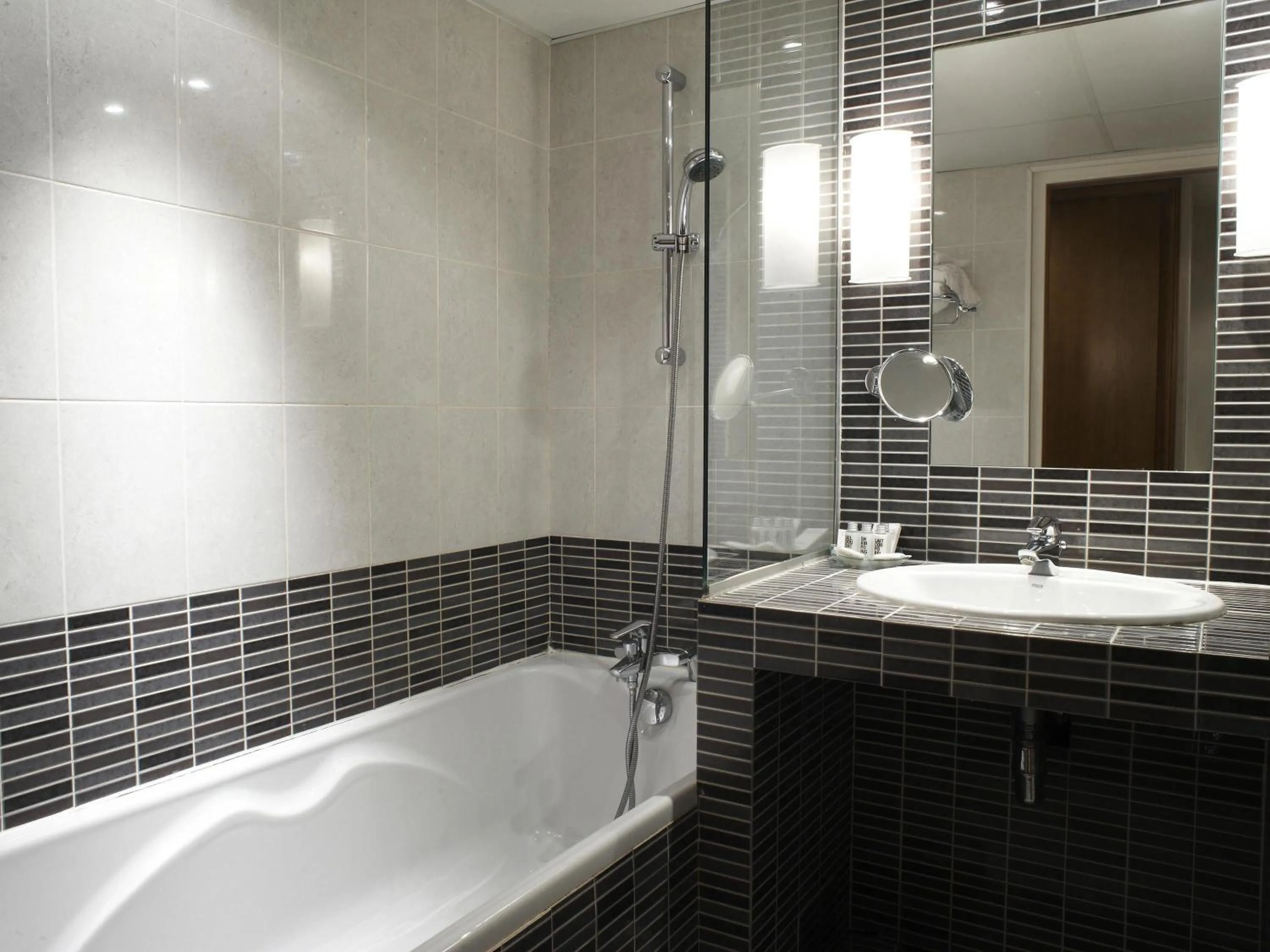 Bedroom in Mercure Marseille Centre Bompard La Corniche