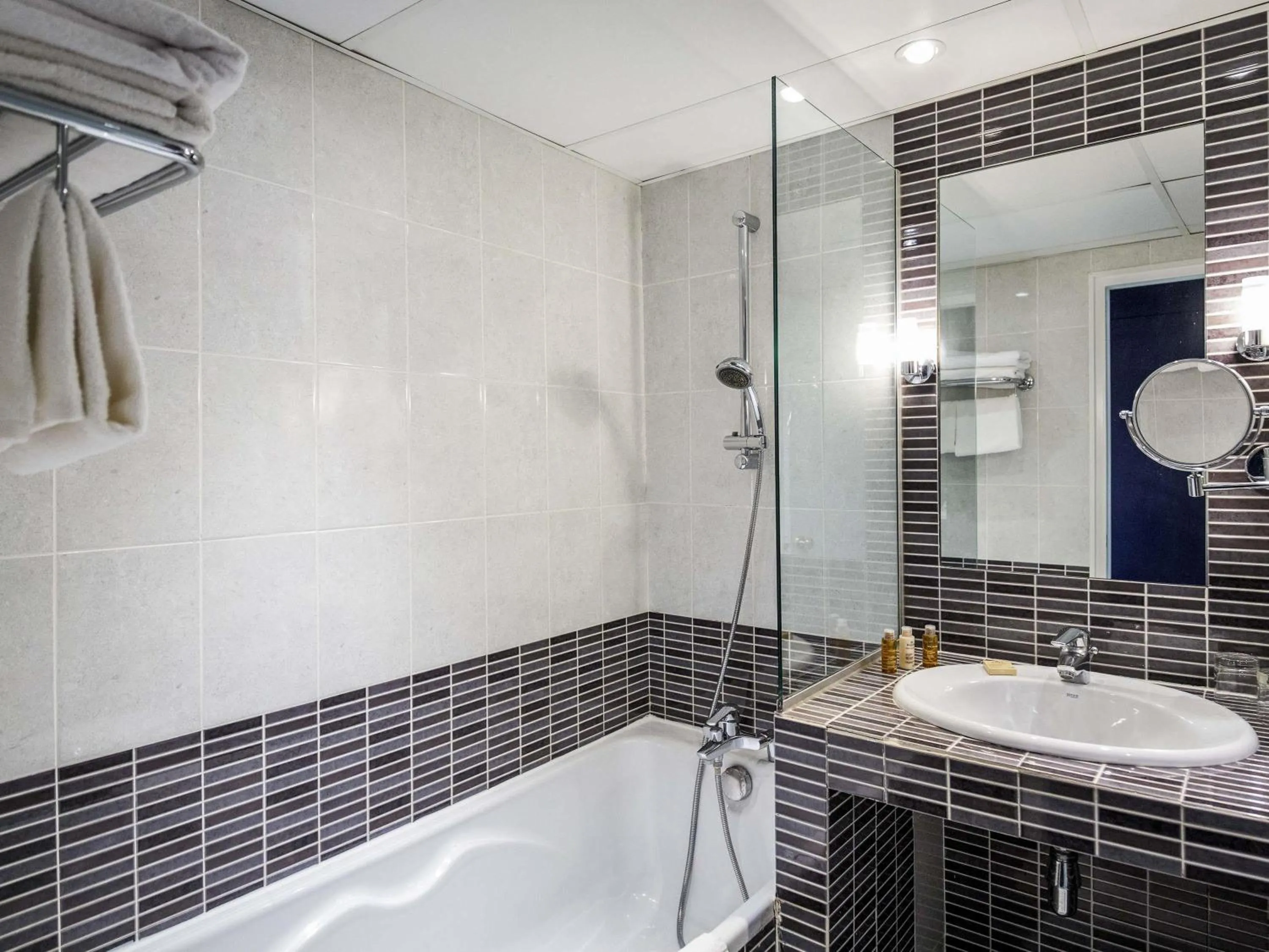 Bedroom in Mercure Marseille Centre Bompard La Corniche