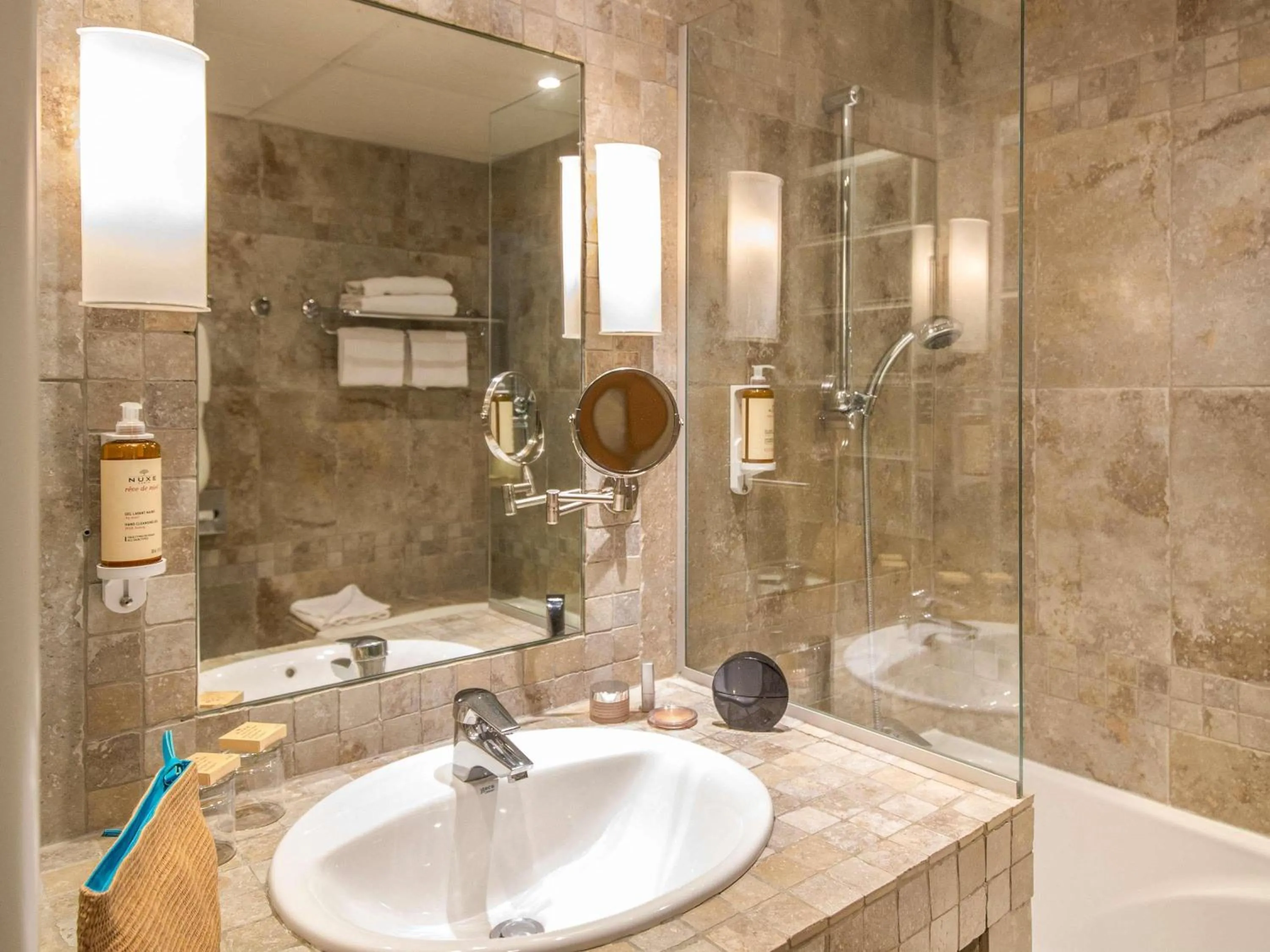 Bedroom in Mercure Marseille Centre Bompard La Corniche