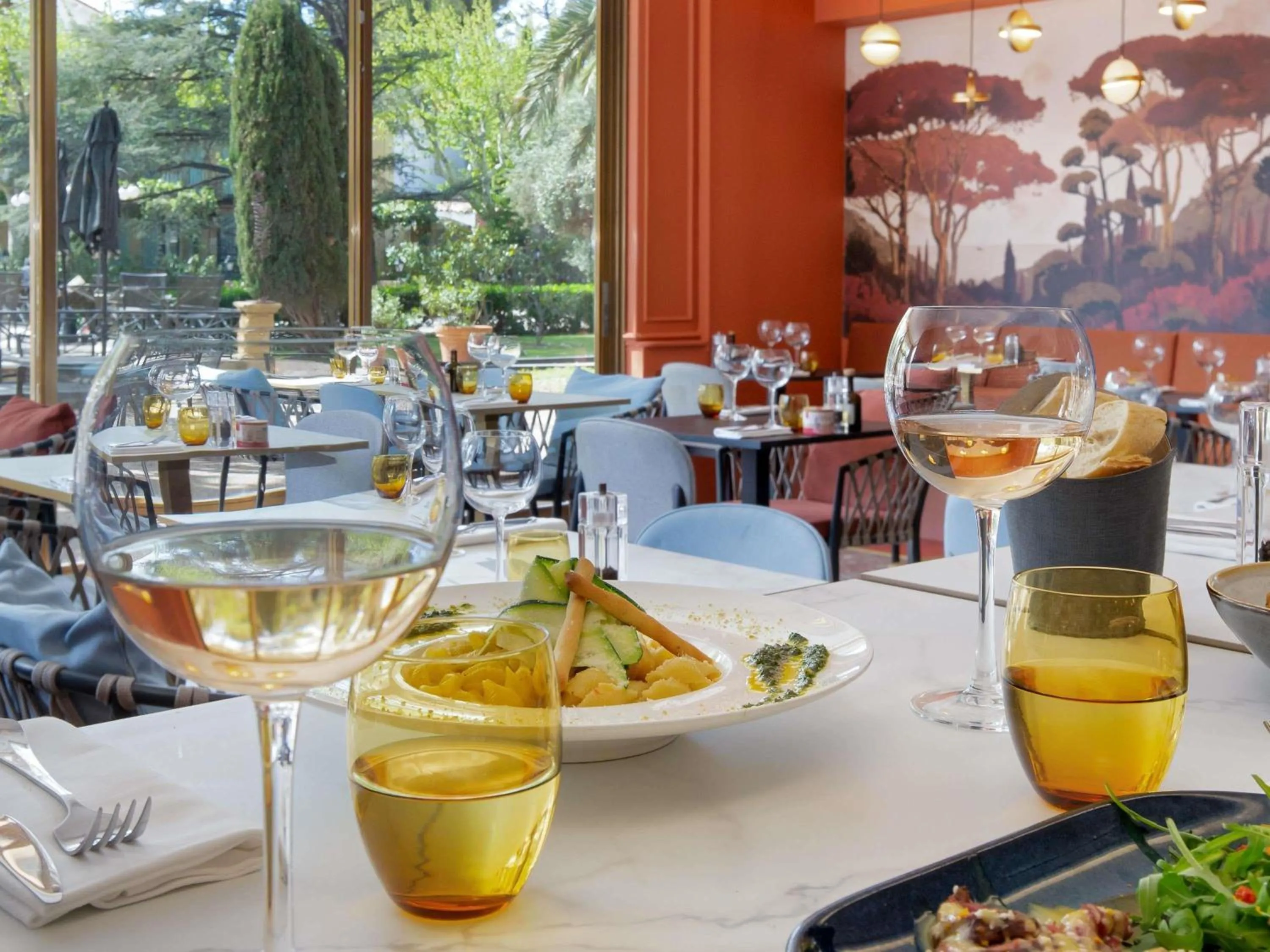 Restaurant/places to eat in Mercure Marseille Centre Bompard La Corniche