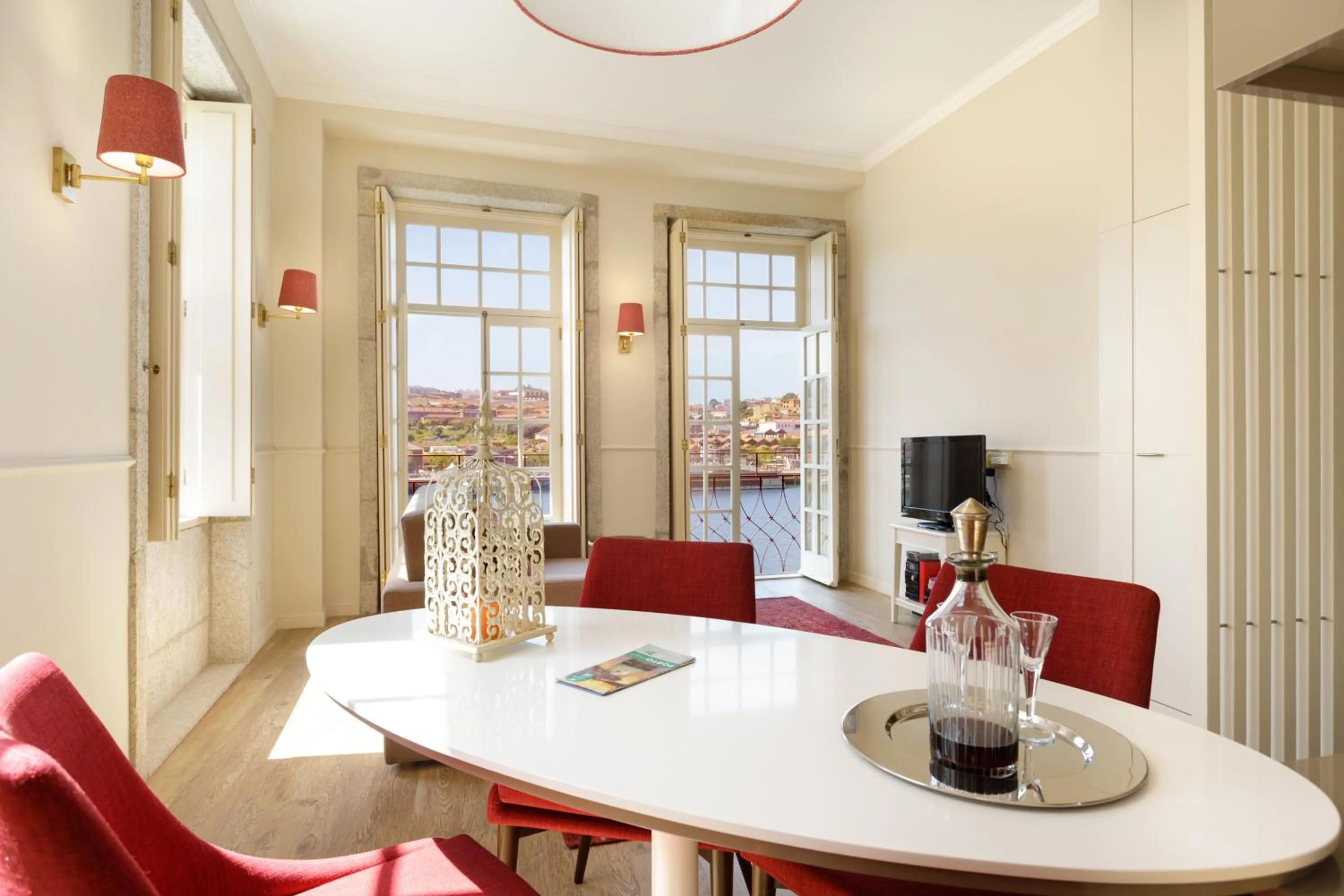 Dining area in Oporto Home - River Front
