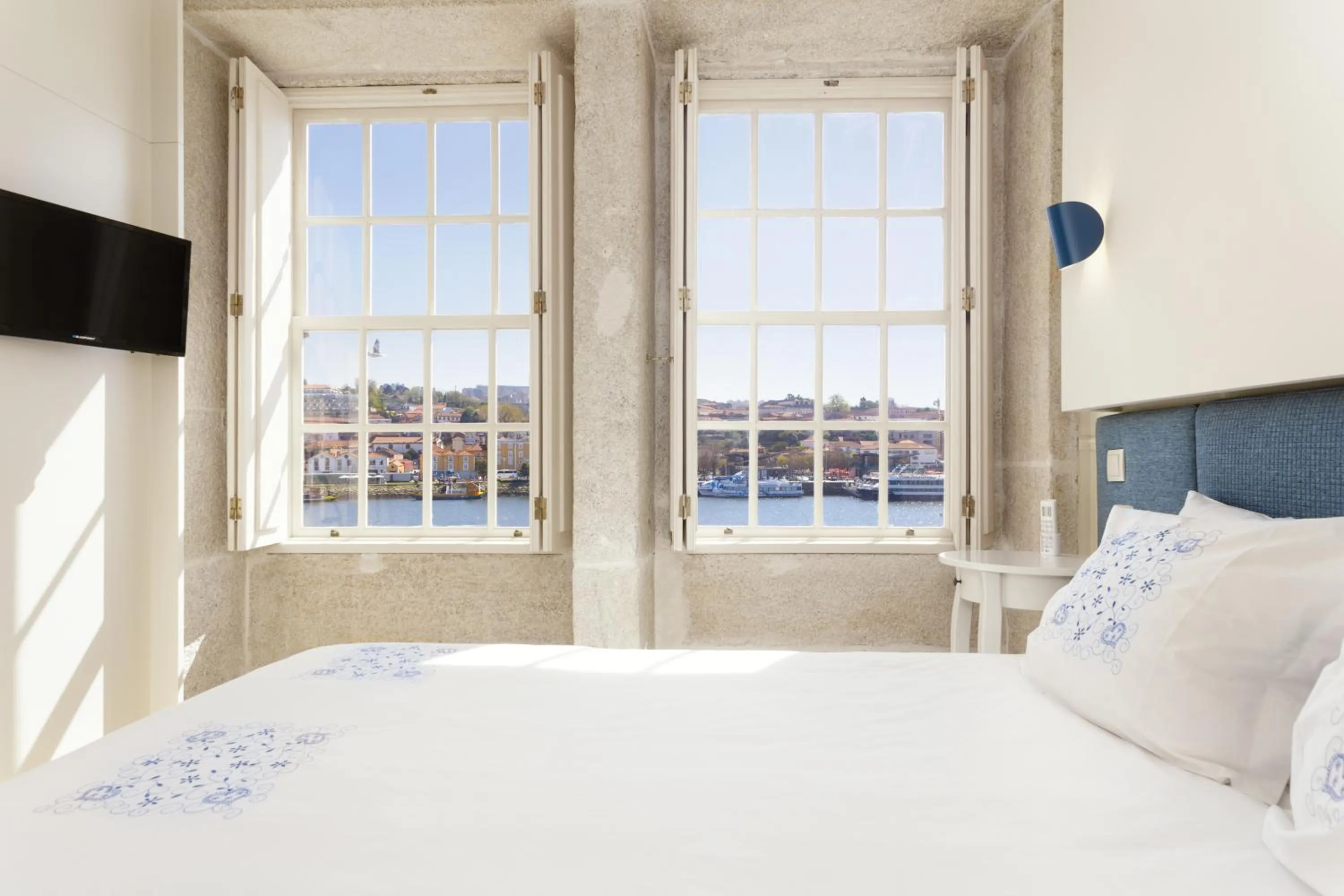 Bed in Oporto Home - River Front