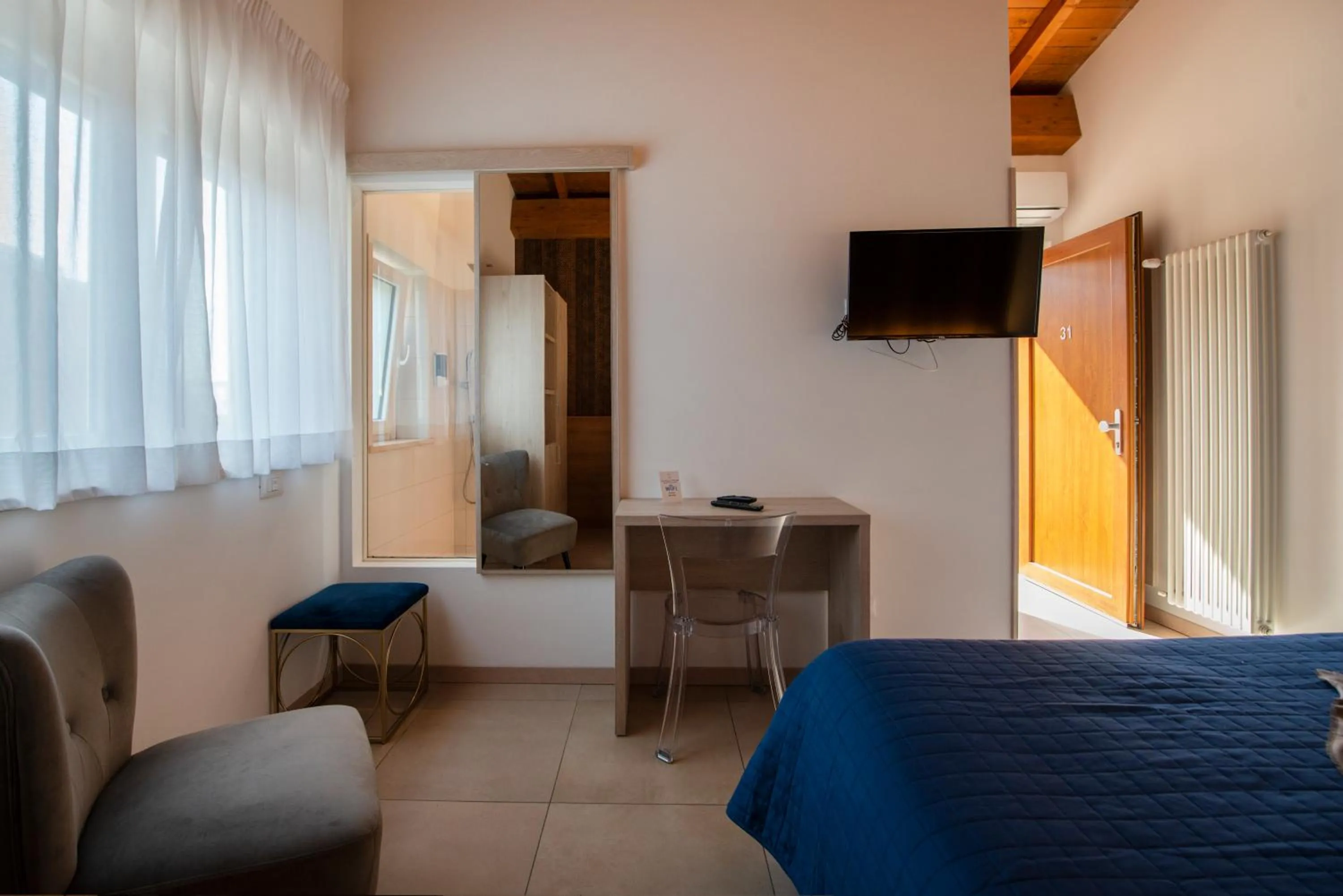 Photo of the whole room, Bed in Gu Hotel