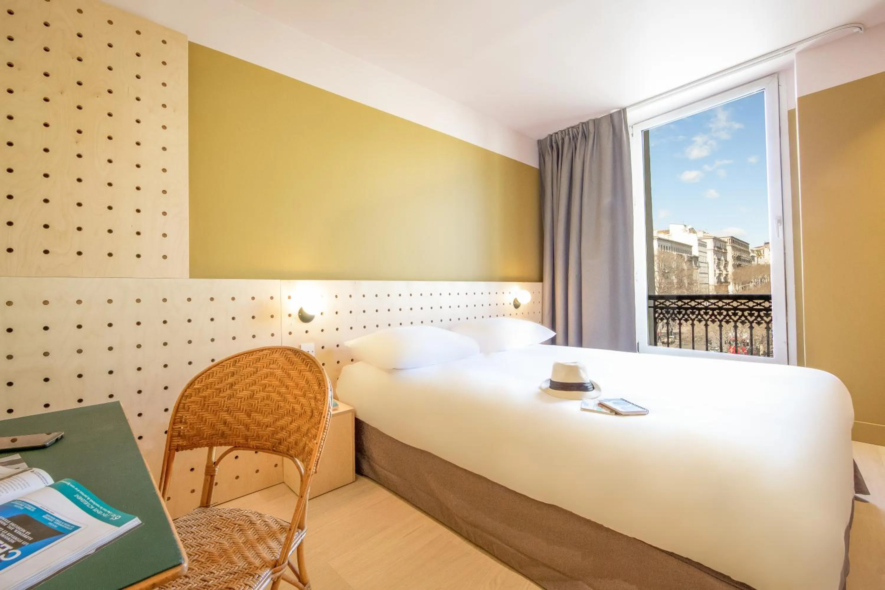 Photo of the whole room, Bed in greet Marseille Centre Saint Charles