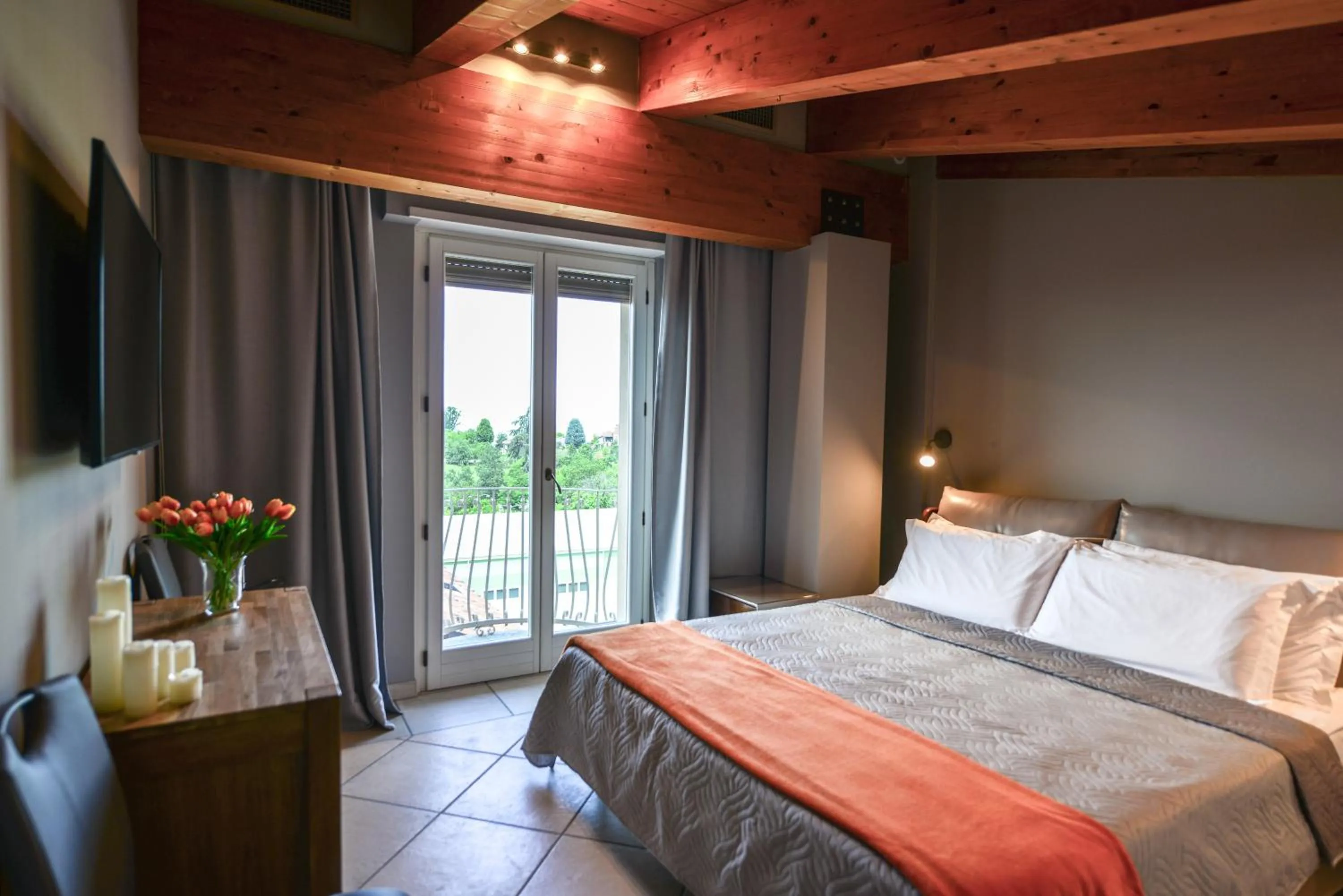 Bedroom, Bed in Altezza