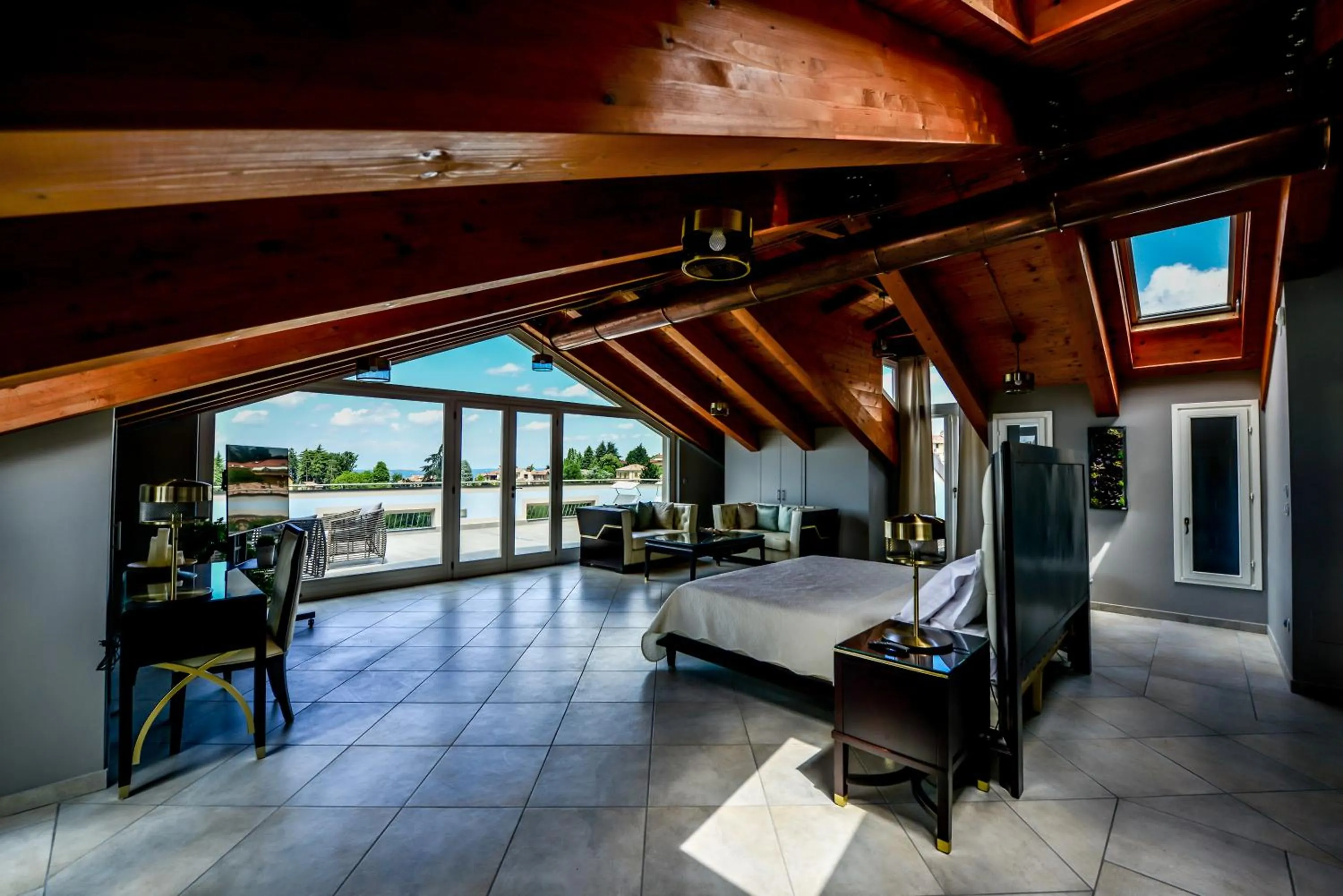 Photo of the whole room, Bed in Altezza