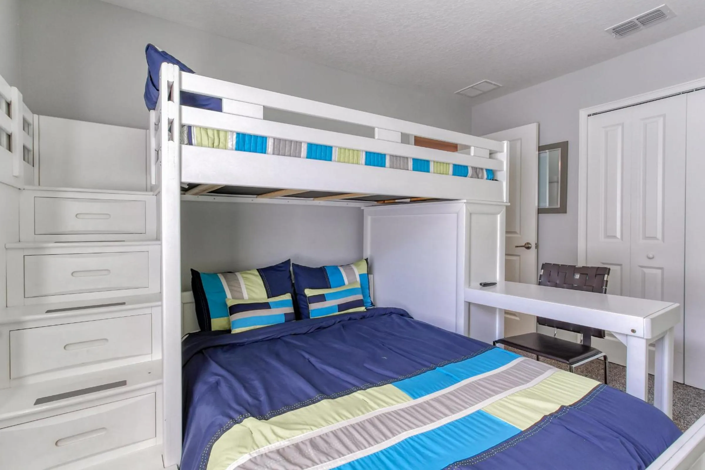 Photo of the whole room, Bed in Champions Retreat