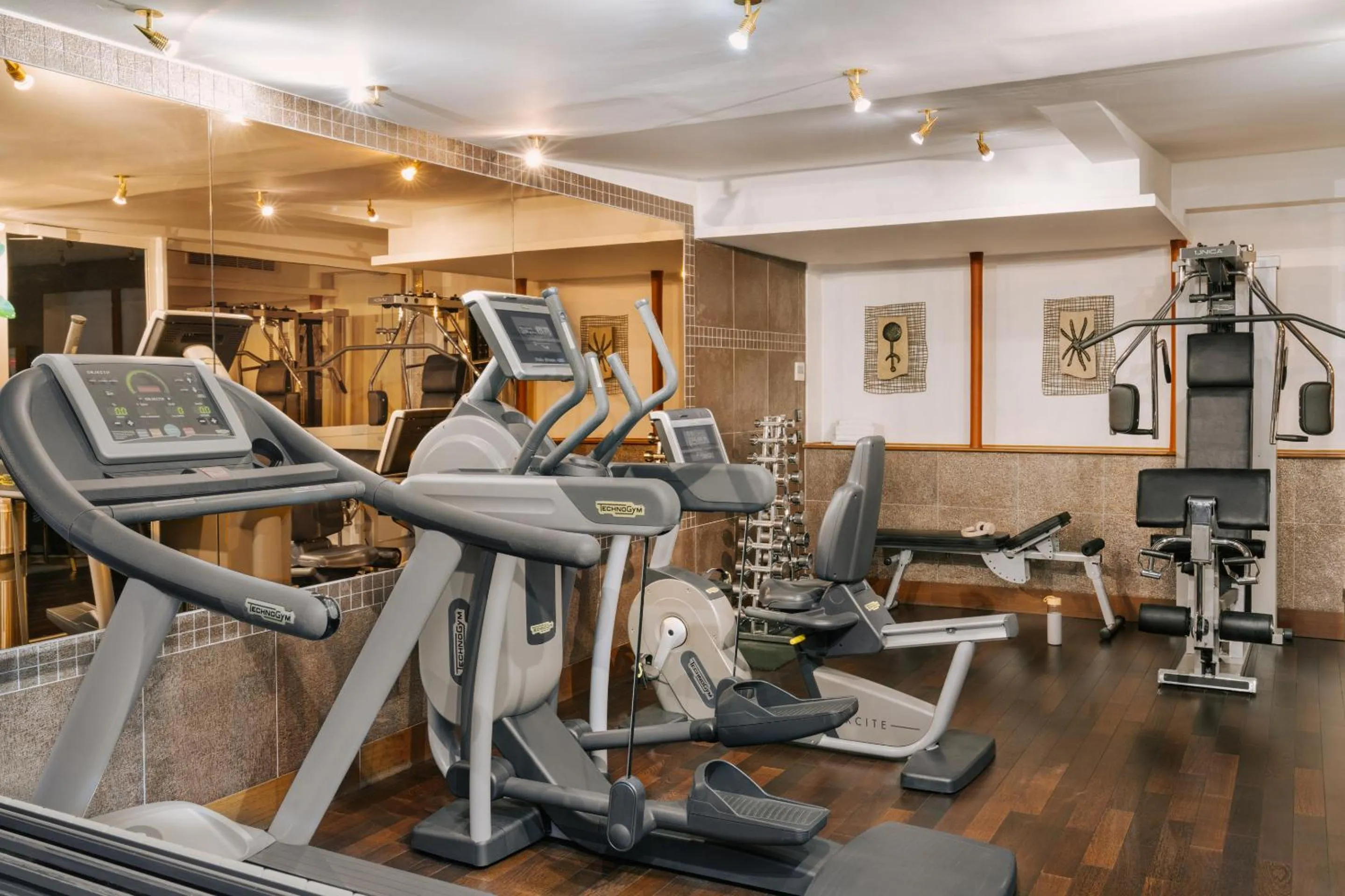 Fitness centre/facilities in Hôtel Atala Champs Elysees