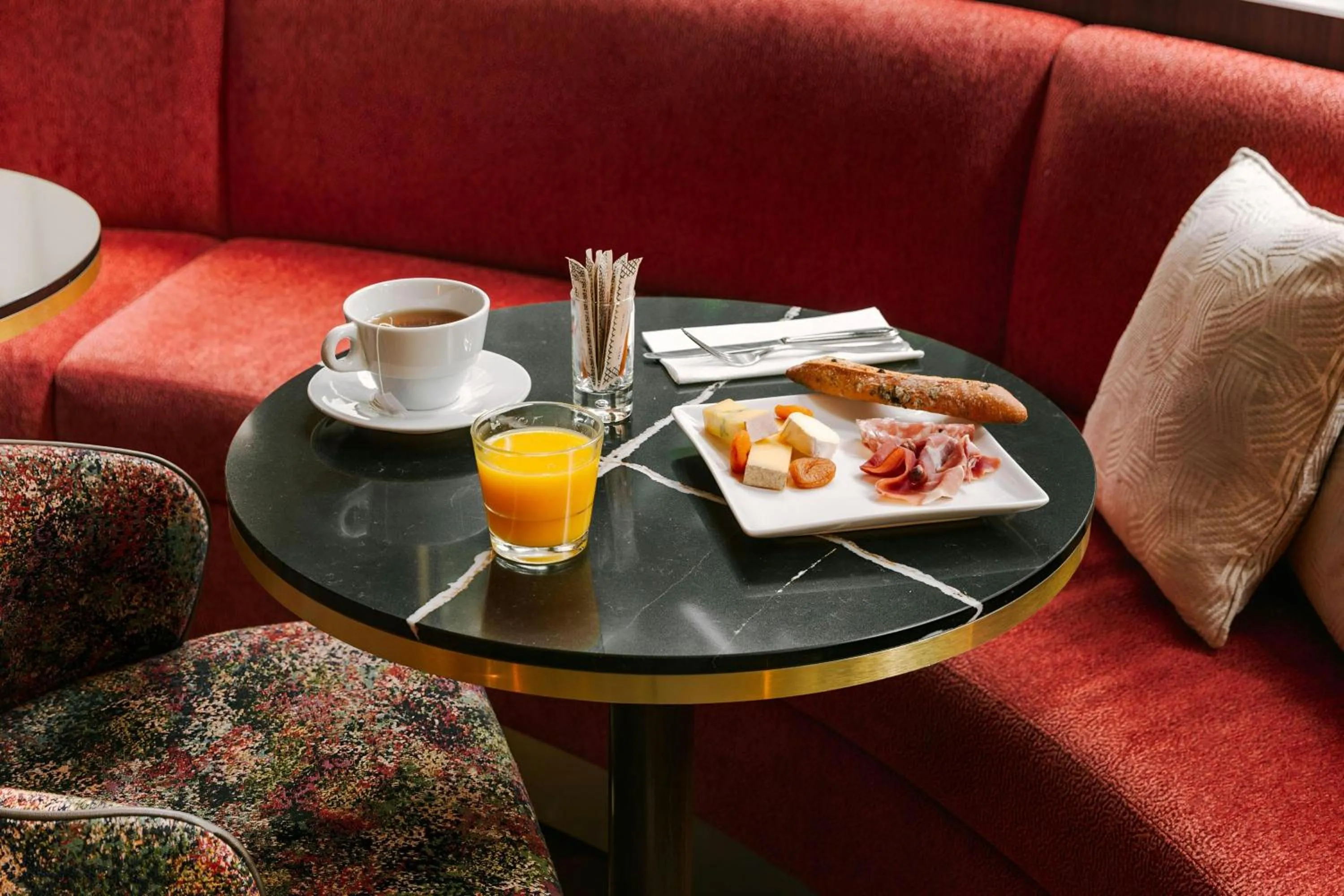 Lounge or bar in Atala Hotel Champs Elysées, Sonder by Marriott Bonvoy