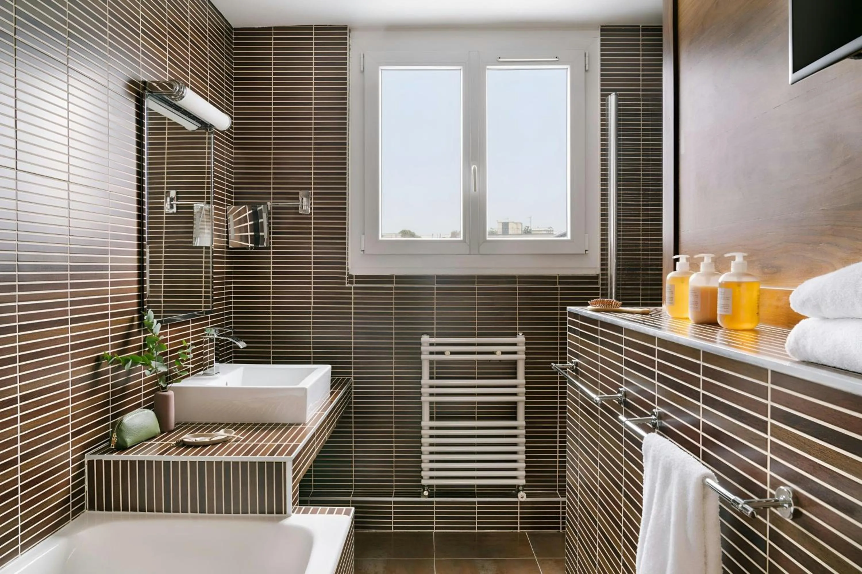 Bathroom in Atala Hotel Champs Elysées, Sonder by Marriott Bonvoy