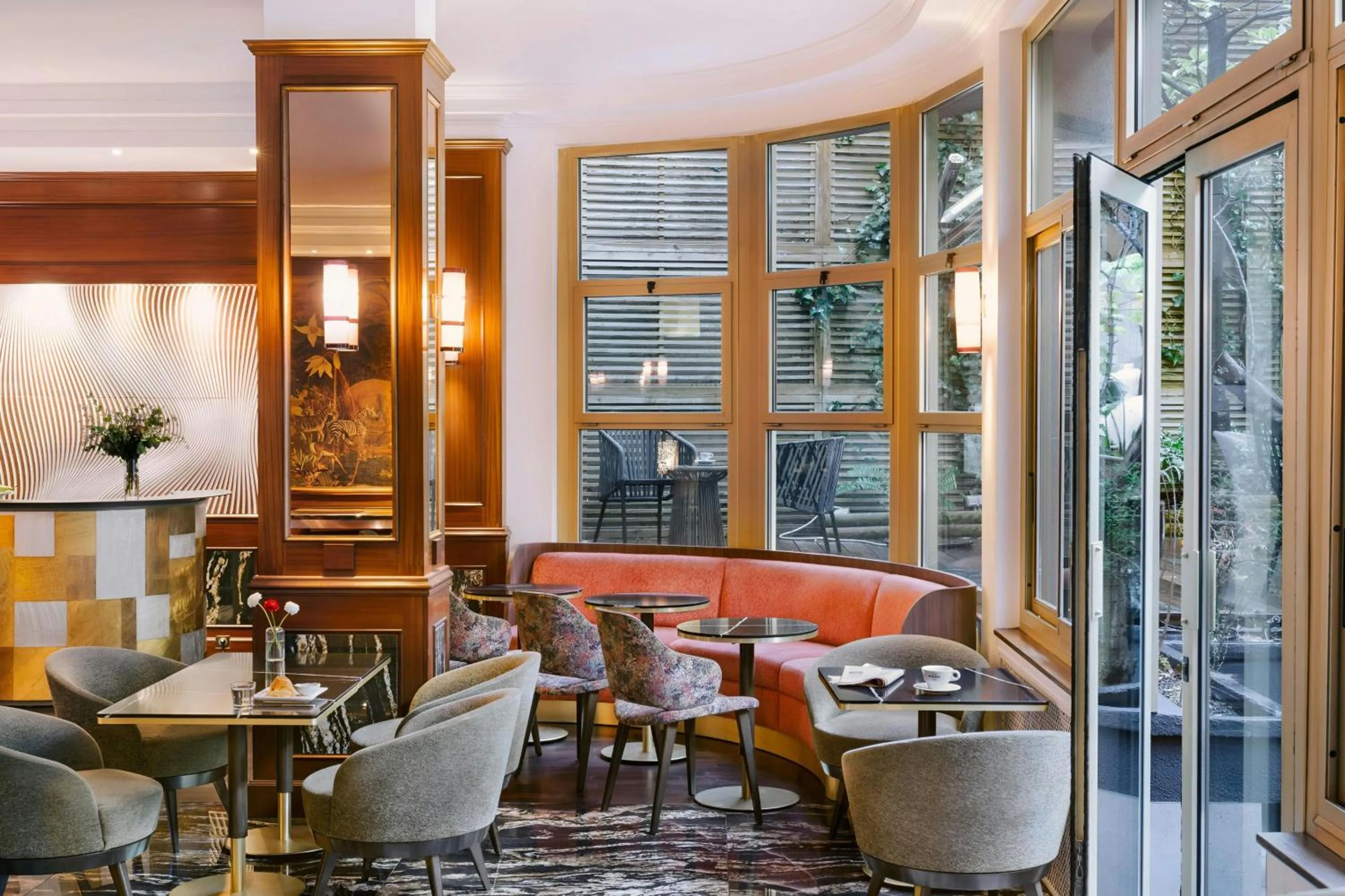 Lounge or bar in Atala Hotel Champs Elysées, Sonder by Marriott Bonvoy