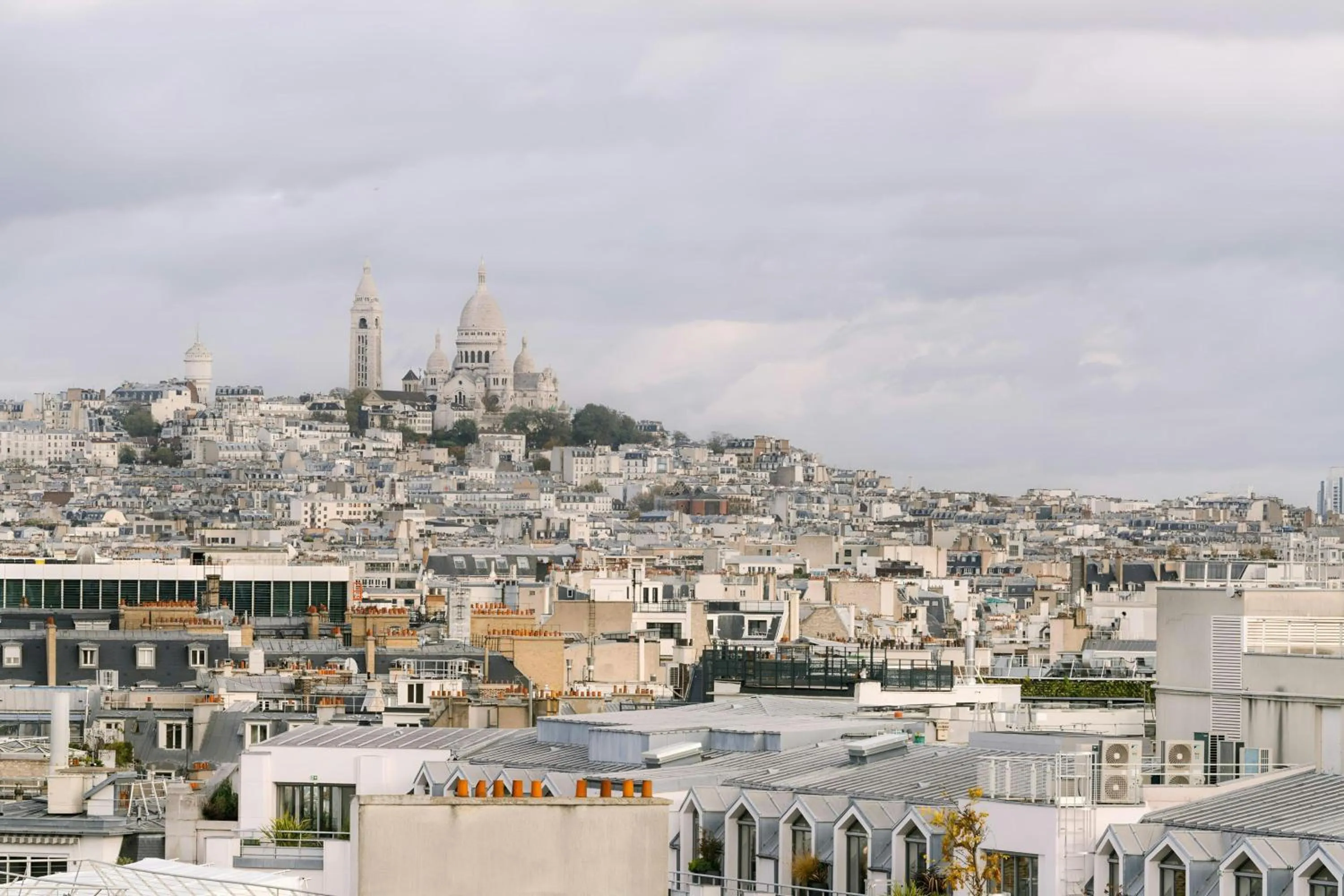 Photo of the whole room in Atala Hotel Champs Elysées, Sonder by Marriott Bonvoy