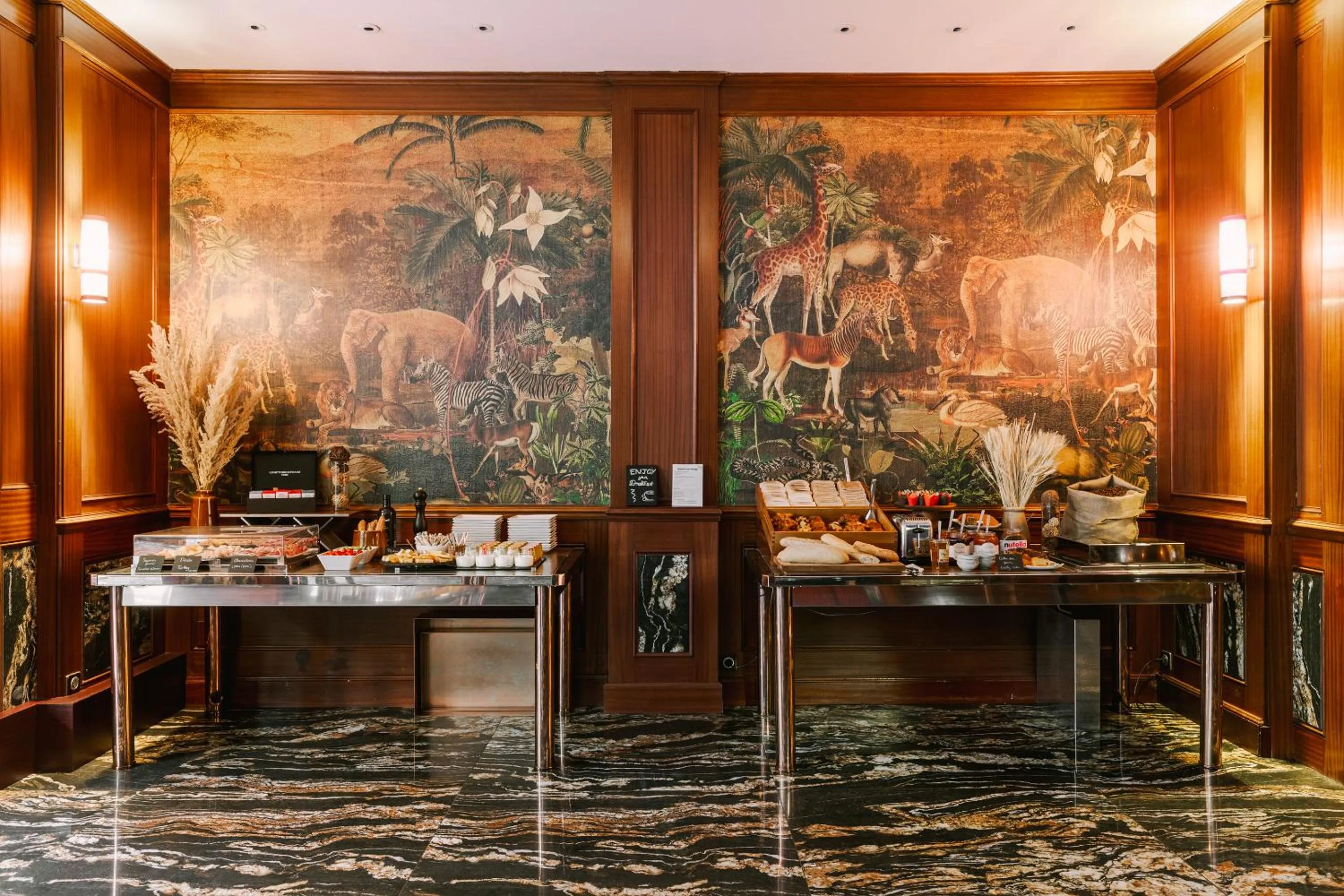 Food and drinks in Hôtel Atala Champs Elysees