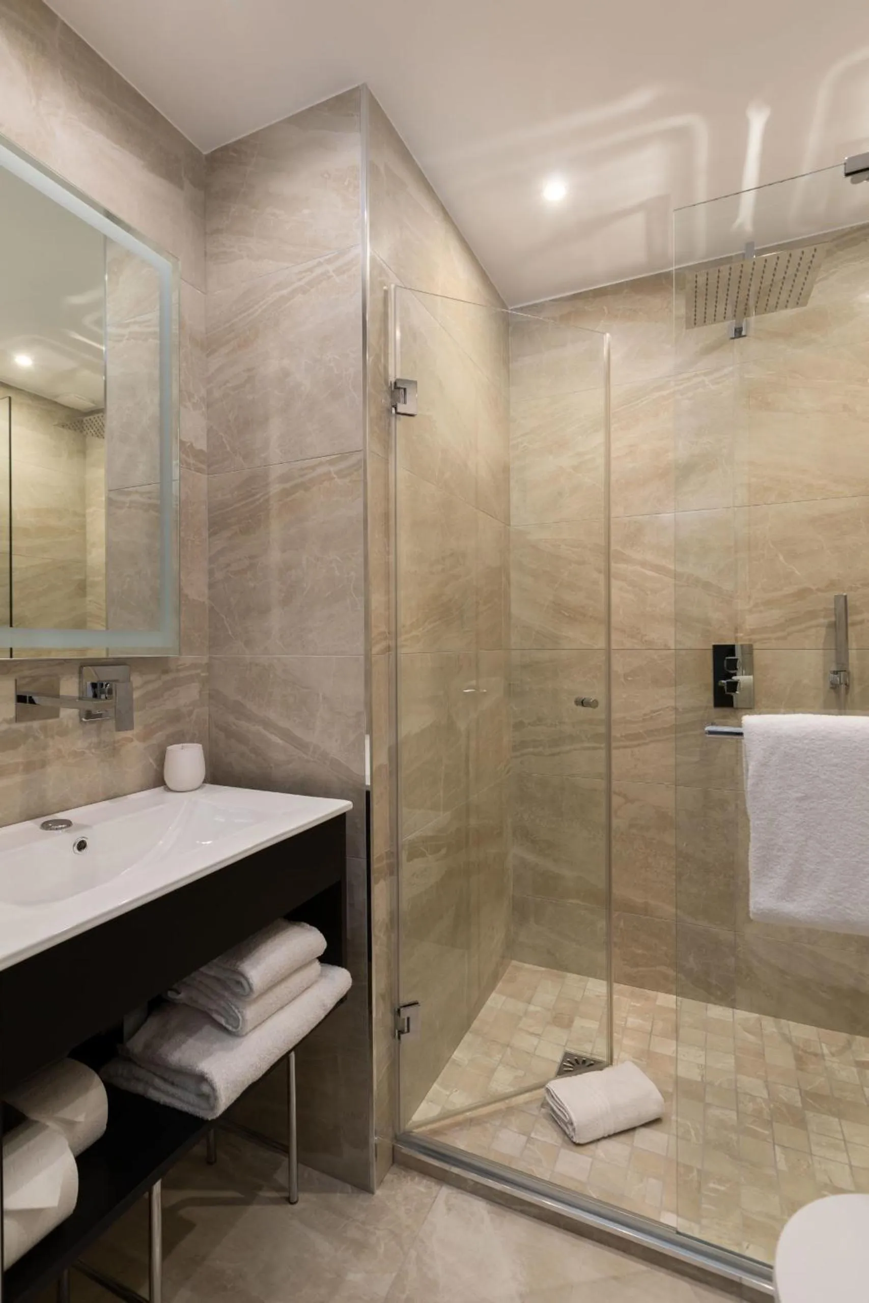 Shower in Hôtel Atala Champs Elysees