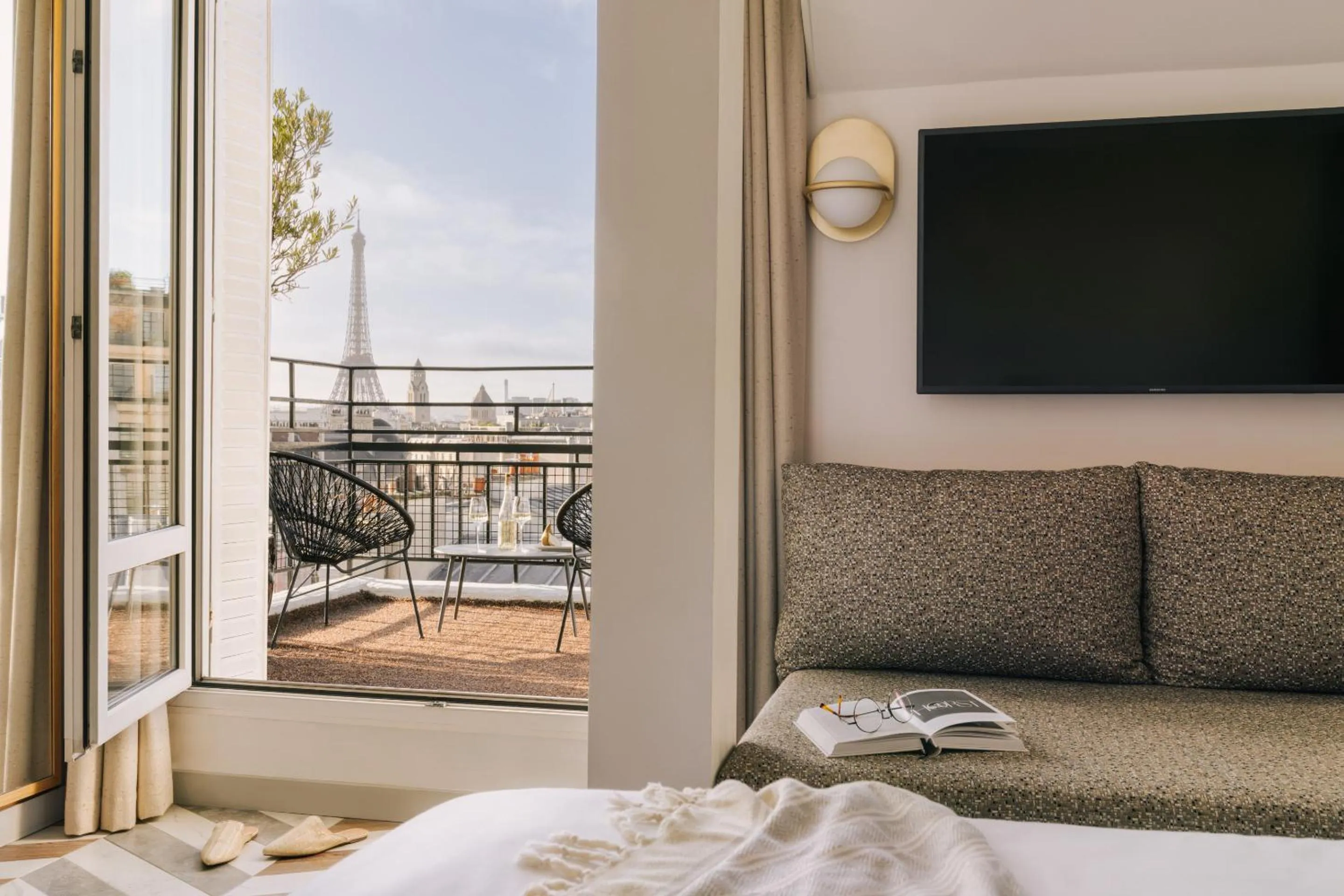 Communal lounge/ TV room, Bed in Hôtel Atala Champs Elysees