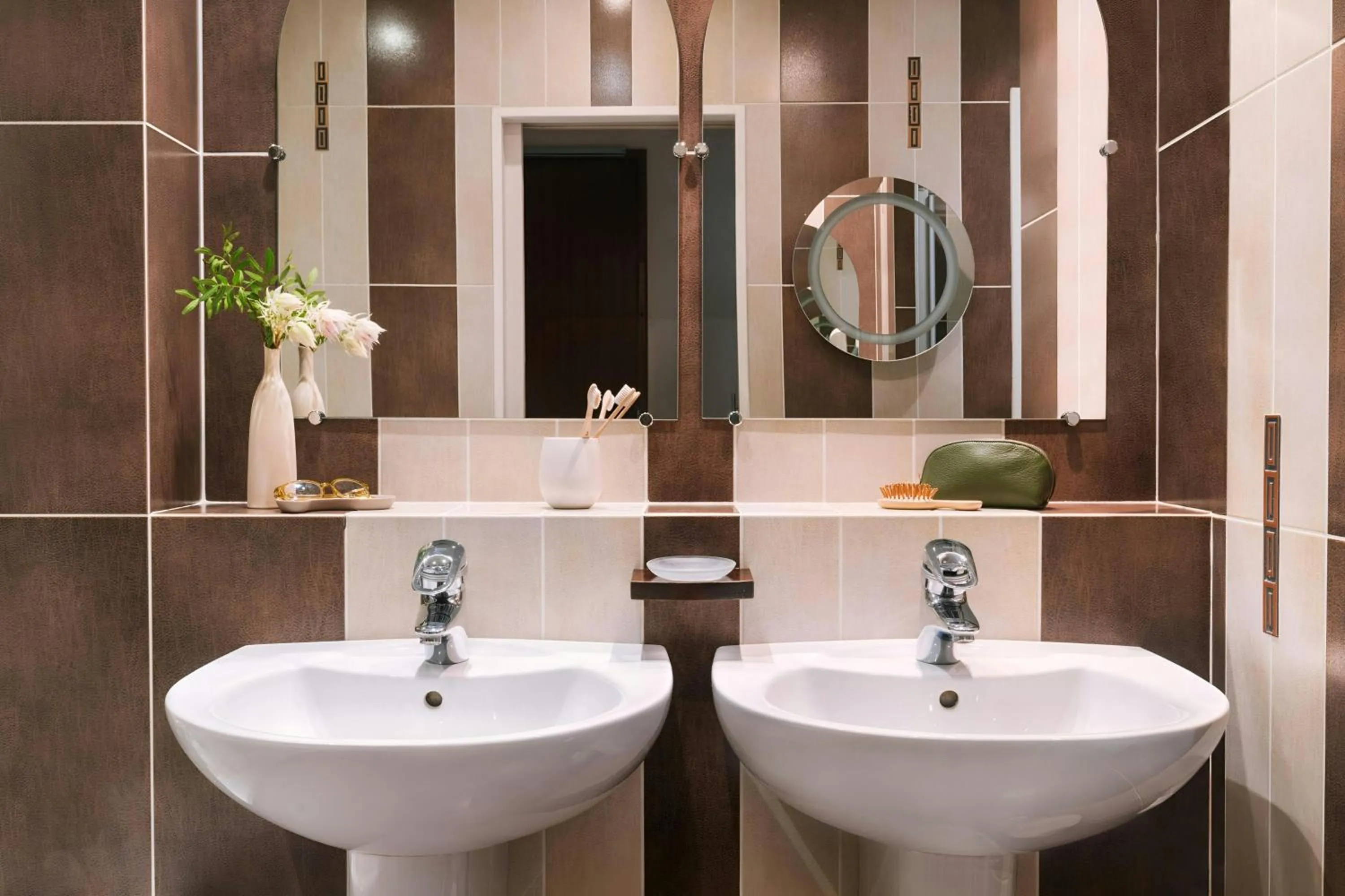 Bathroom in Atala Hotel Champs Elysées, Sonder by Marriott Bonvoy