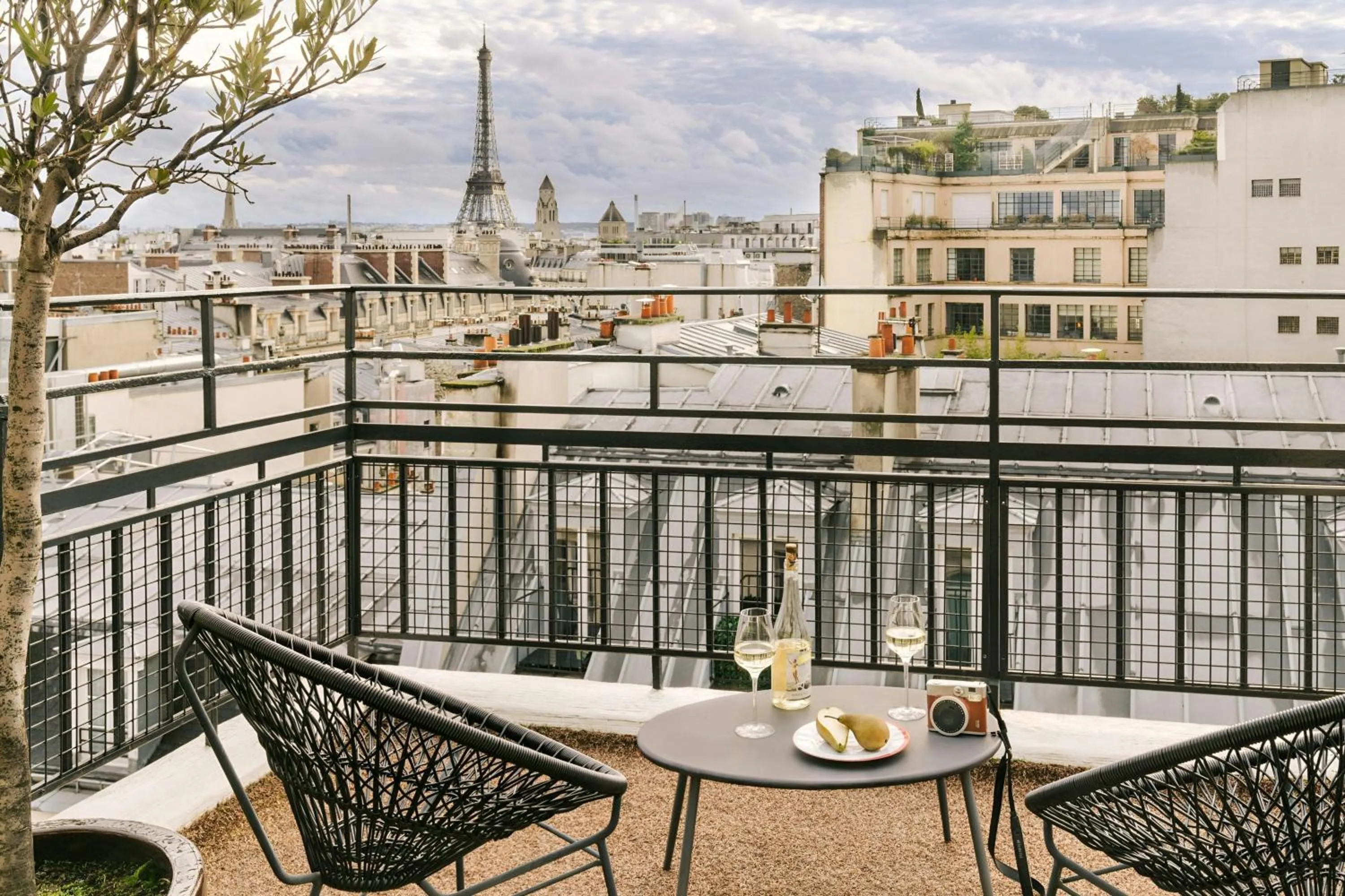 Photo of the whole room in Atala Hotel Champs Elysées, Sonder by Marriott Bonvoy