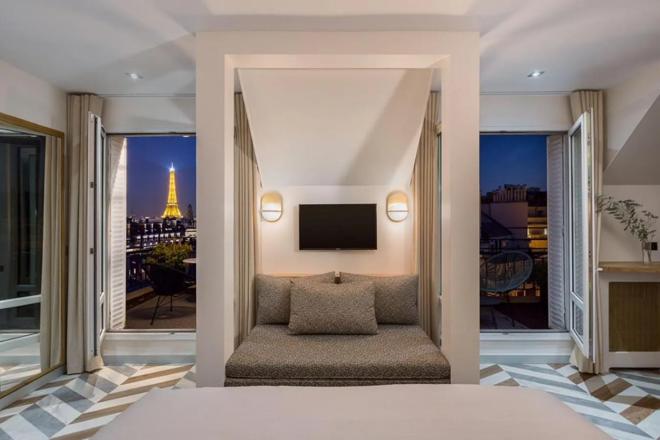 Nearby landmark, Bed in Hôtel Atala Champs Elysees