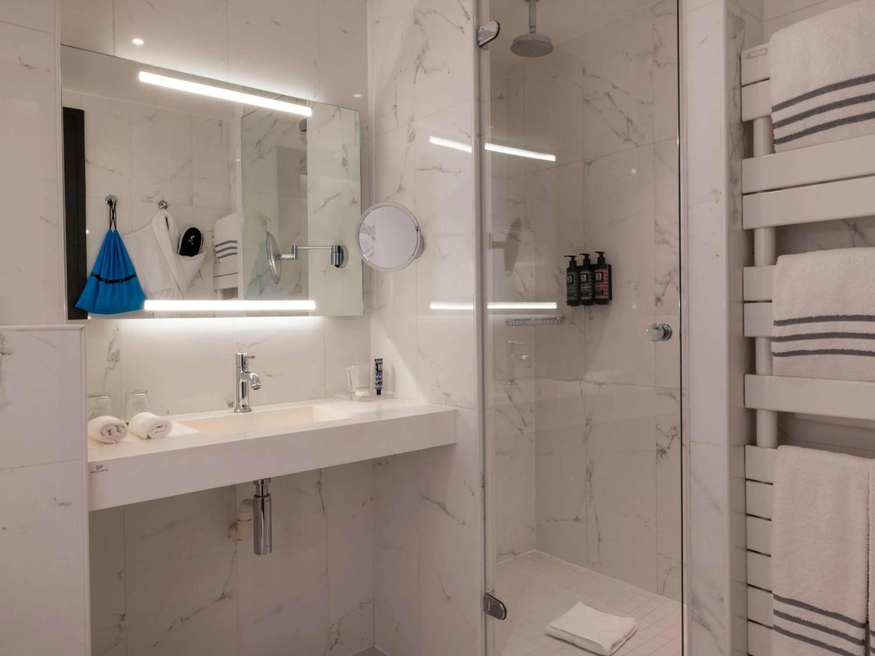 Bathroom in Edouard 7 Paris Opéra