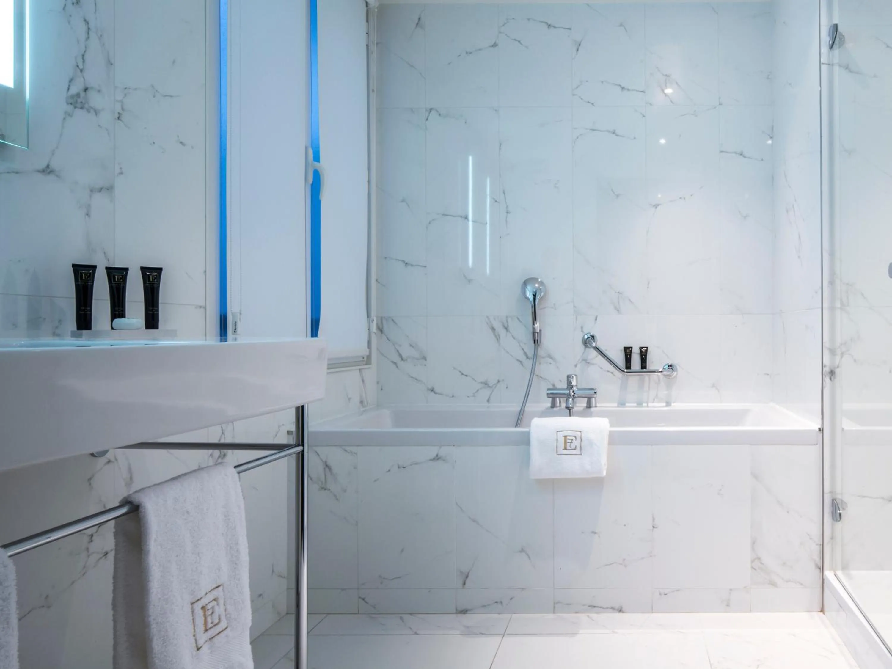 Bathroom in Edouard 7 Paris Opéra