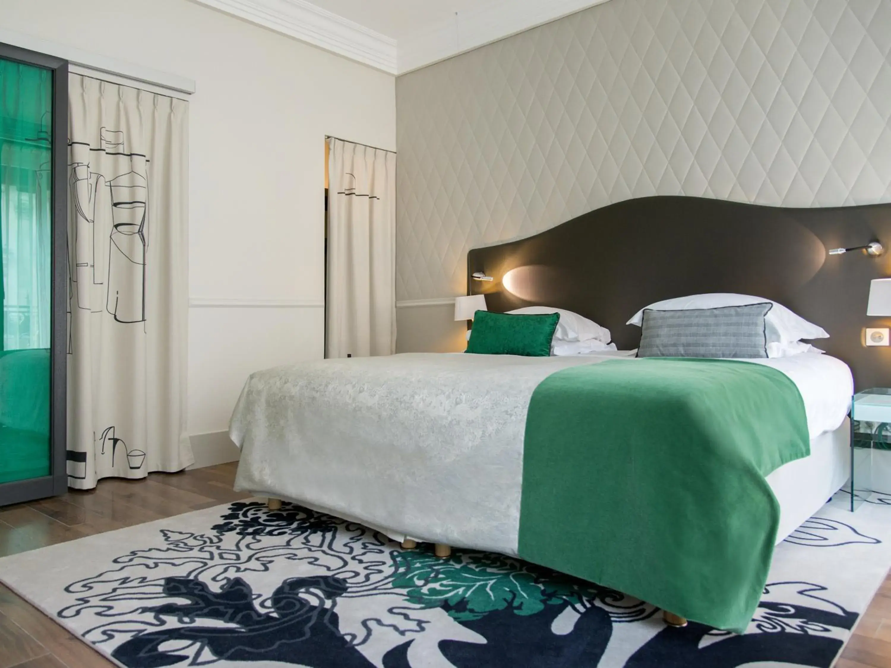 Superior Room with Opera View and Balcony in Edouard 7 Paris Opéra Superior Room with Opera View and Balcony in Edouard 7 Paris Opéra