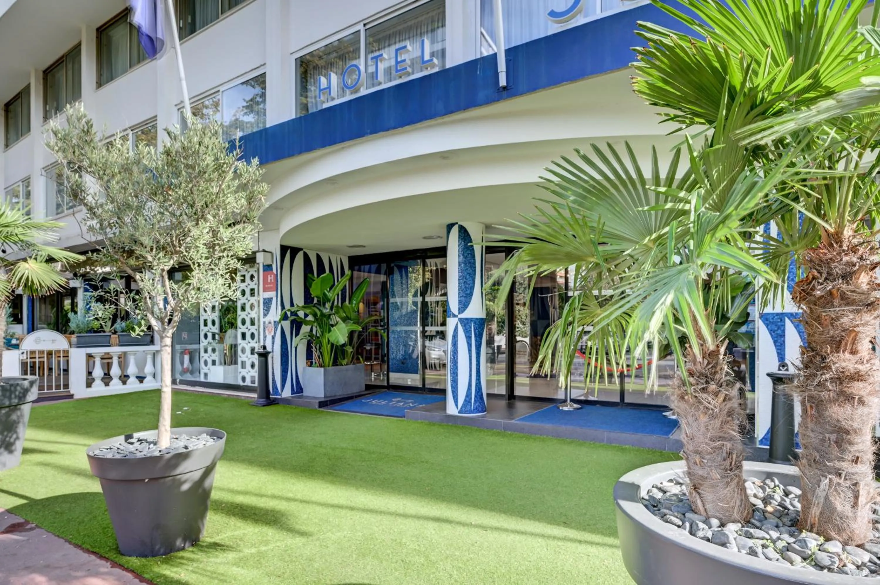 Facade/entrance in Juliana Hotel Cannes