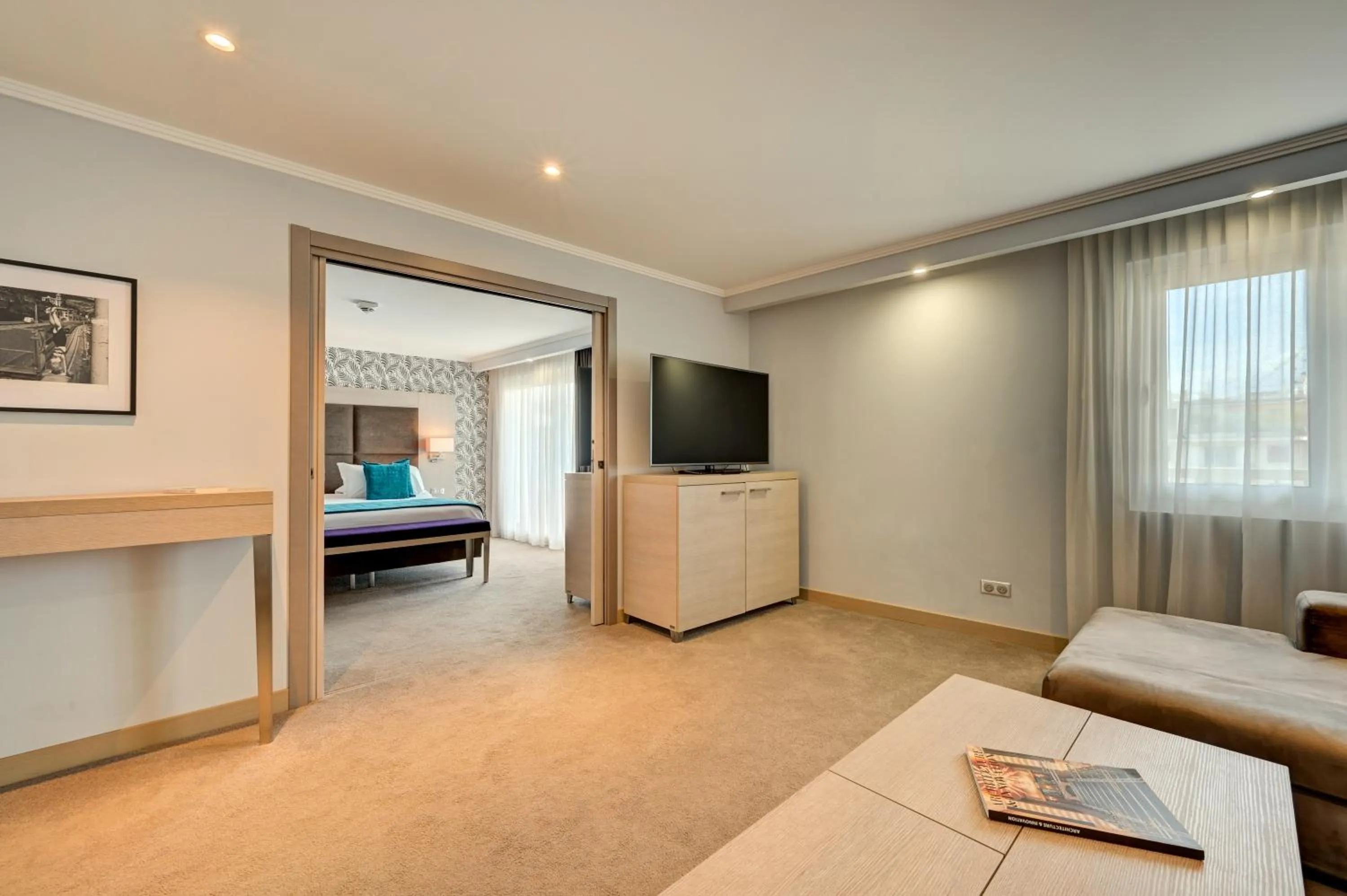 Living room, Bed in Juliana Hotel Cannes