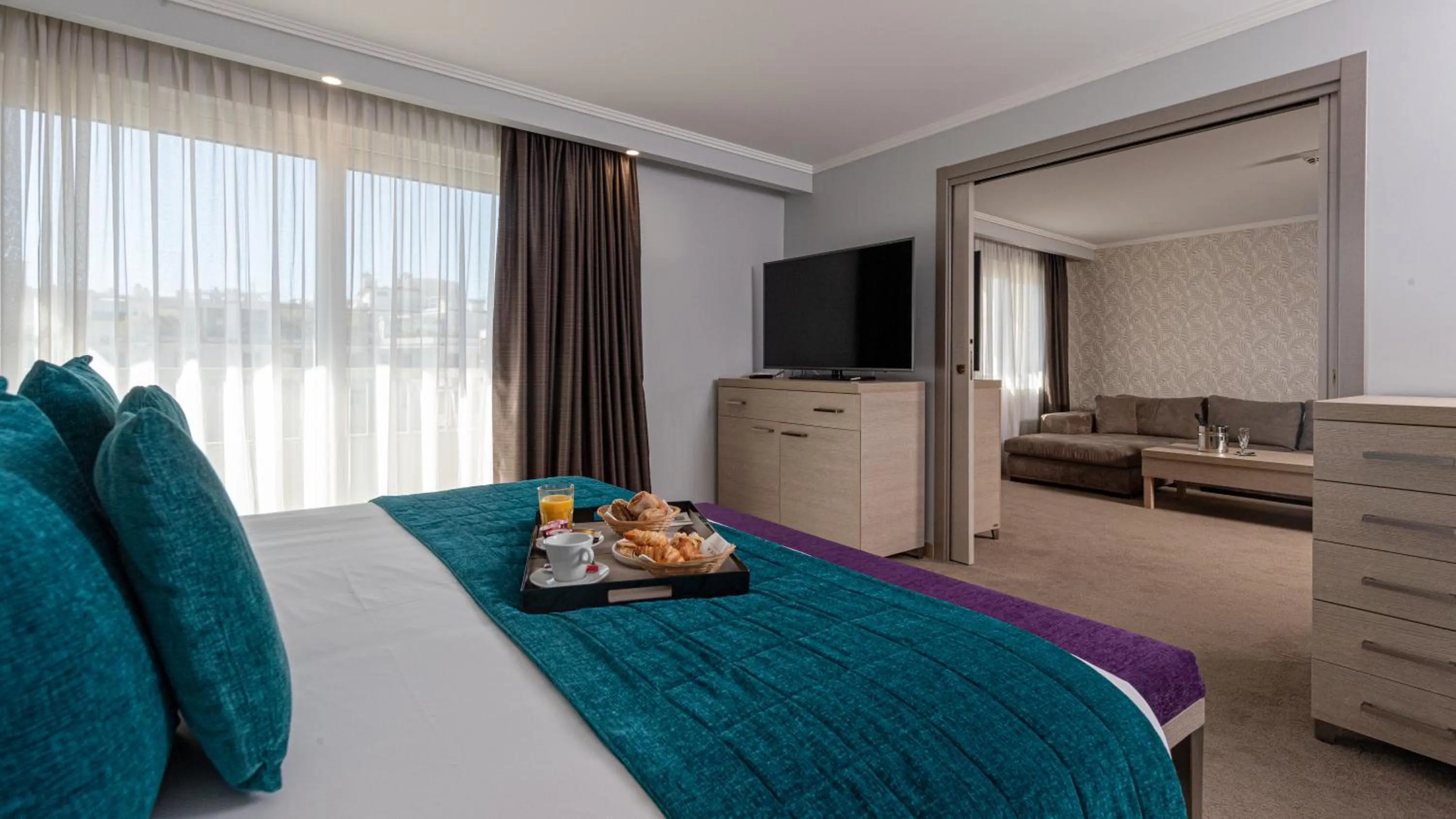 Property building, Bed in Juliana Hotel Cannes