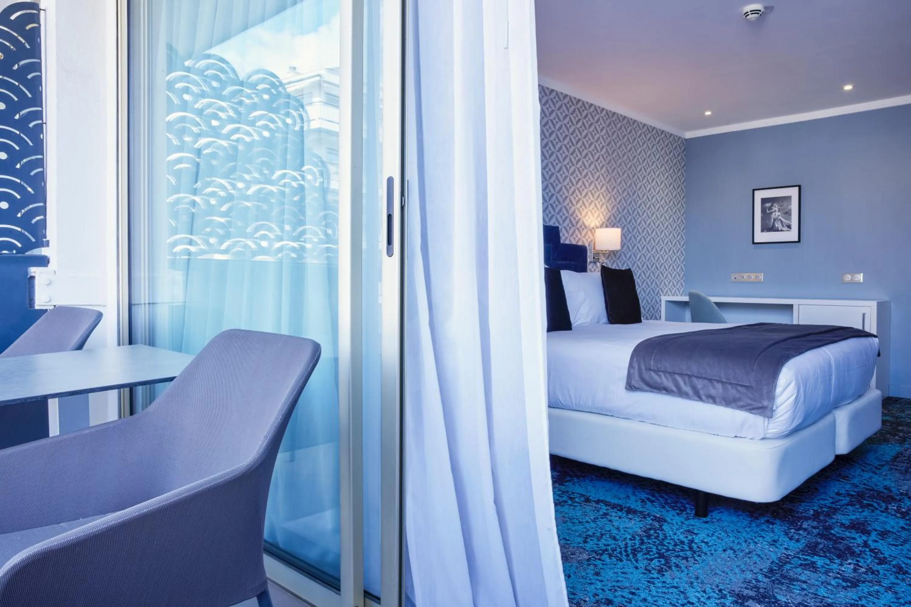 Photo of the whole room, Bed in Juliana Hotel Cannes