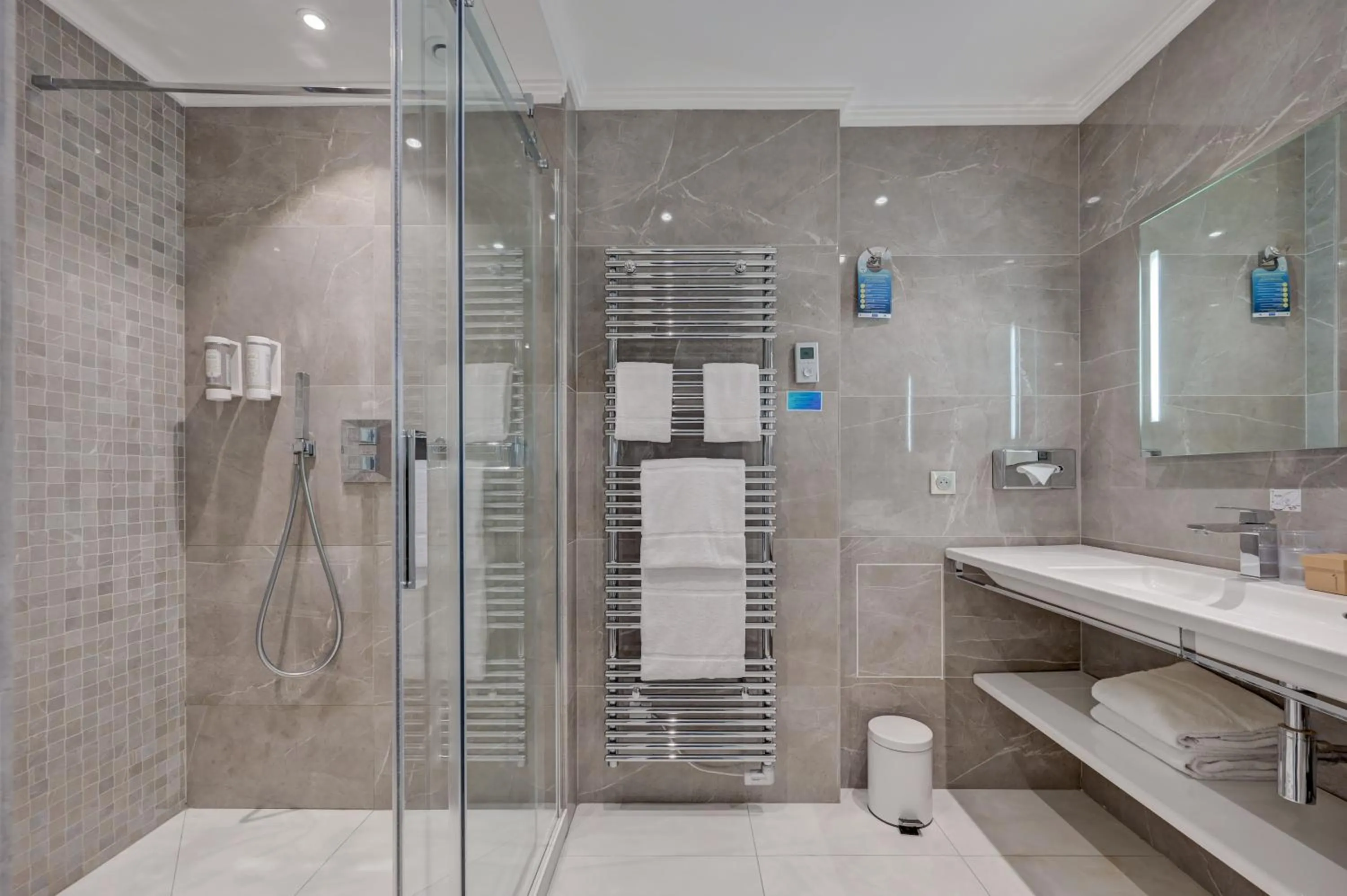 Shower in Juliana Hotel Cannes