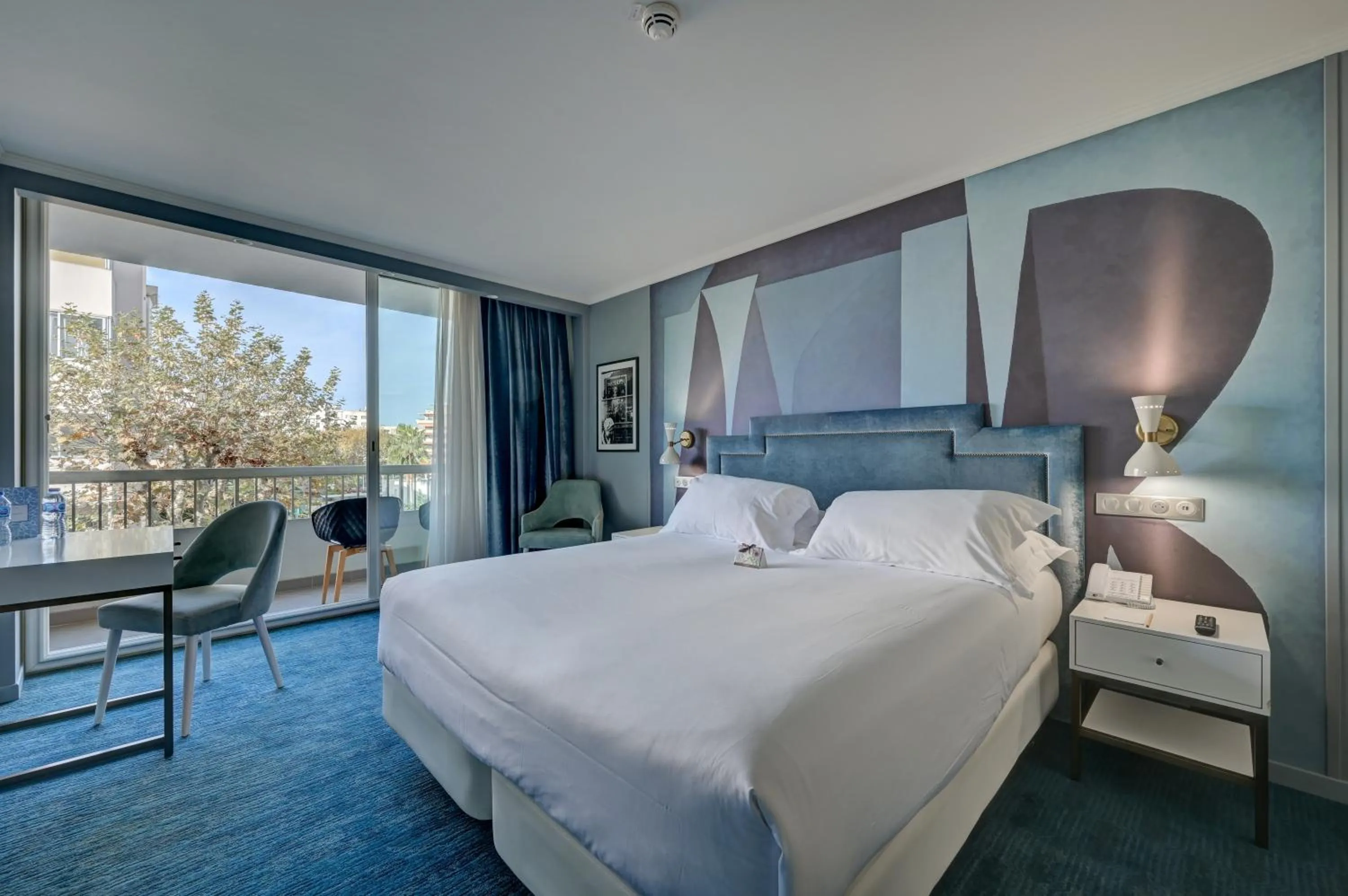 City view, Bed in Juliana Hotel Cannes