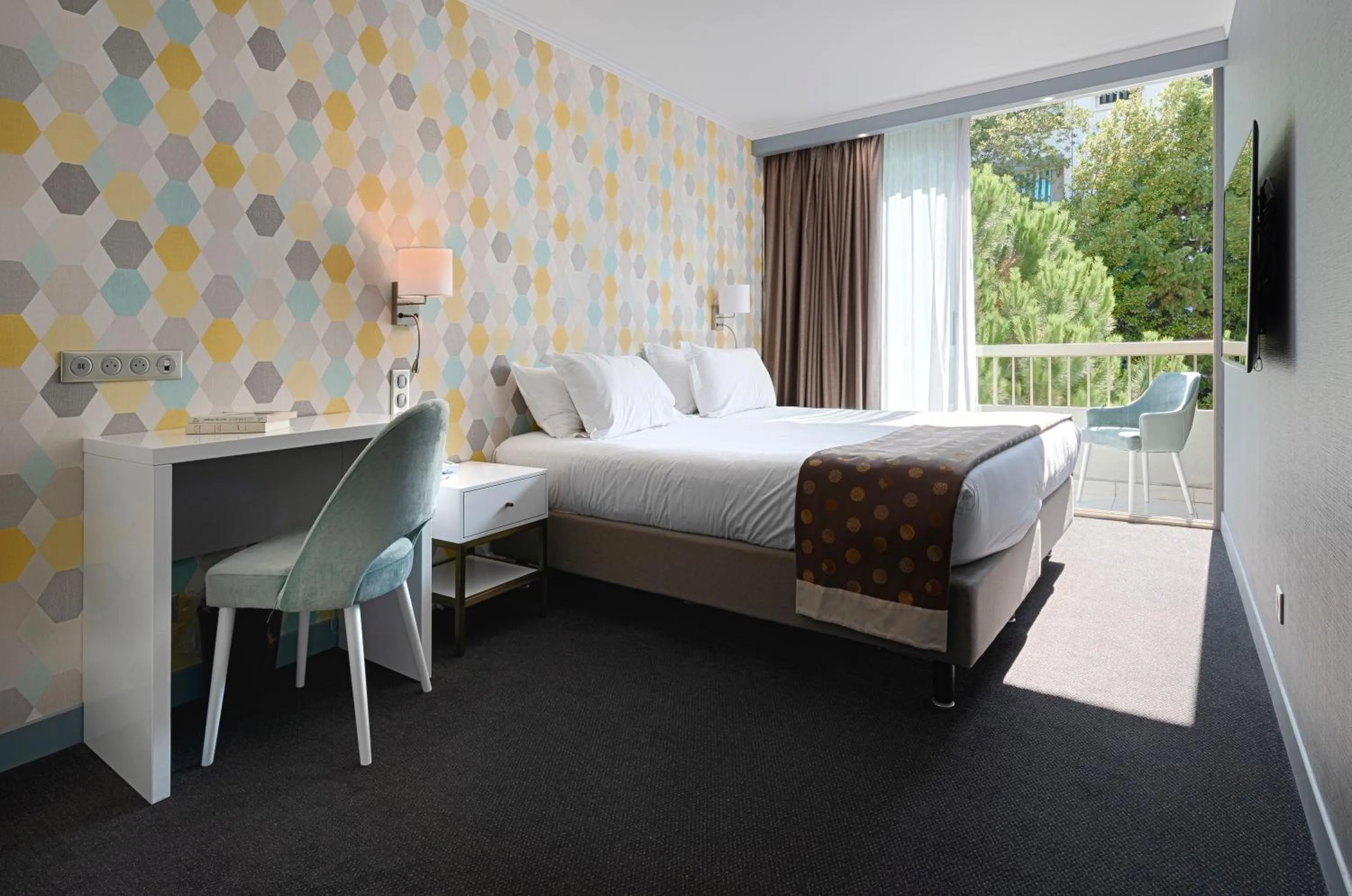 Photo of the whole room, Bed in Juliana Hotel Cannes