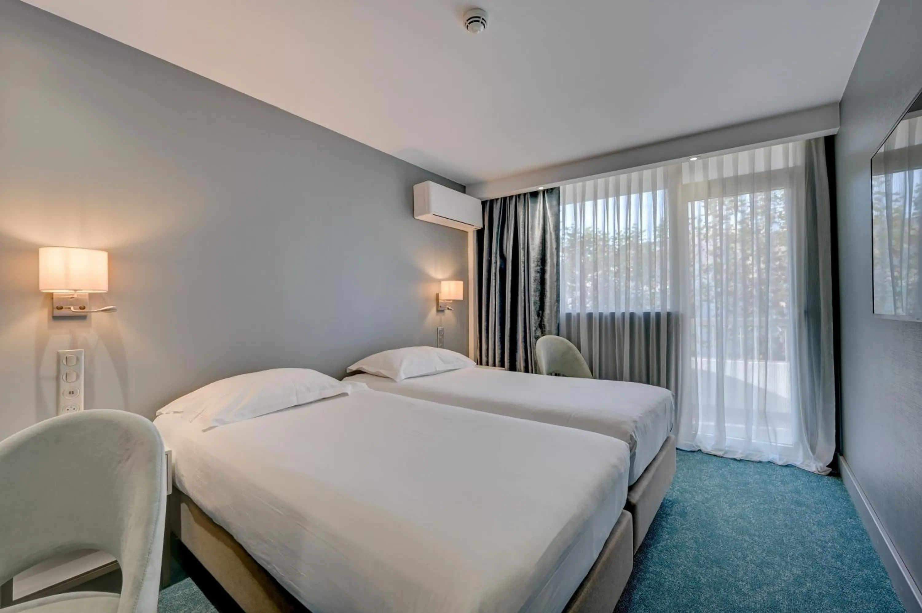 Balcony/Terrace, Bed in Juliana Hotel Cannes