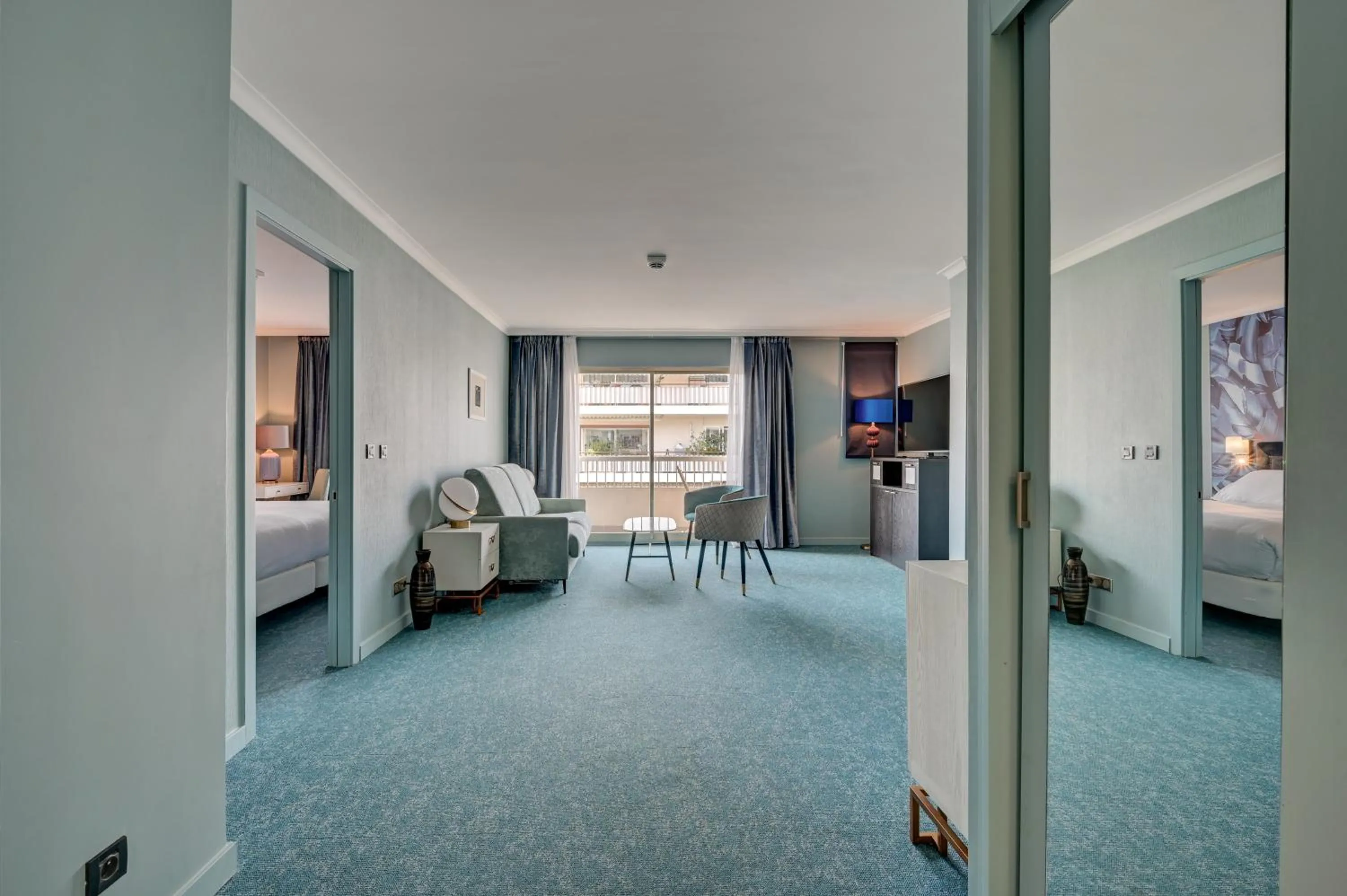 Seating area, Bed in Juliana Hotel Cannes