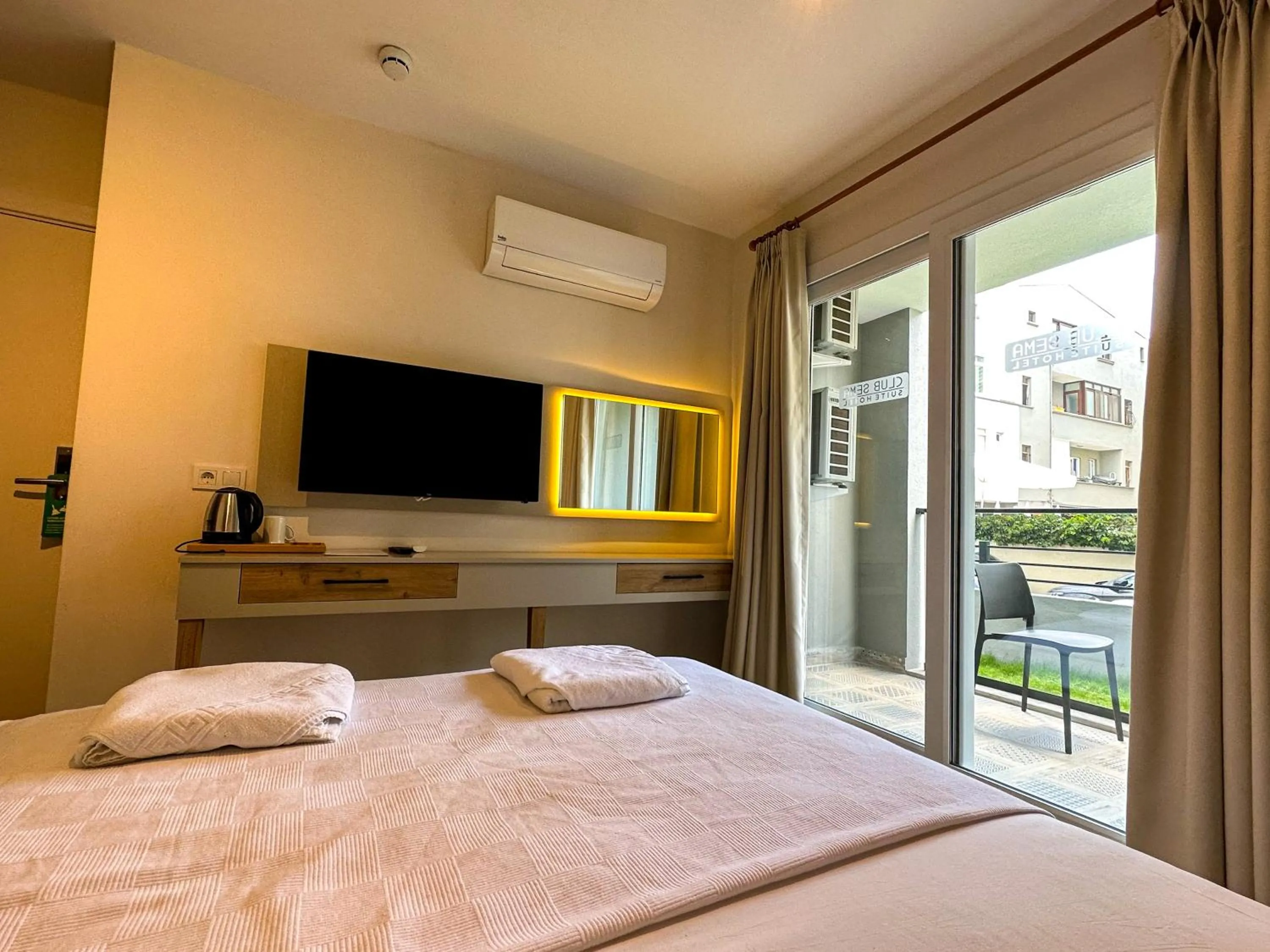 TV and multimedia, Bed in Club Sema Suite Hotel