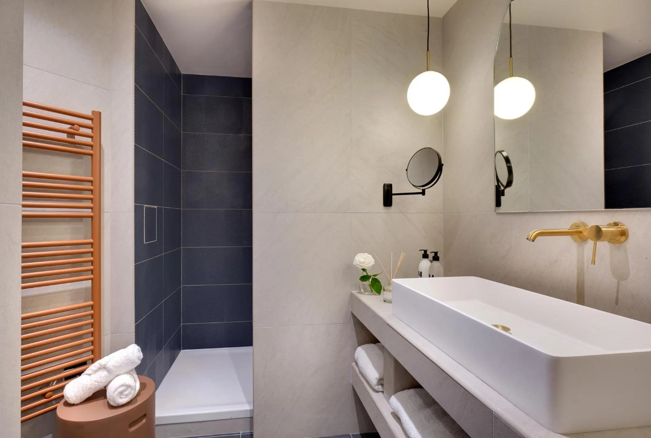 Shower in Hôtel Artemisia Montmartre