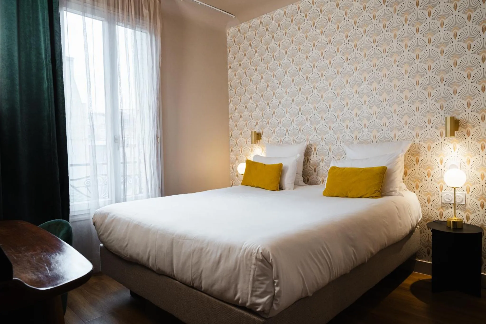 Property building, Bed in Hôtel Artemisia Montmartre