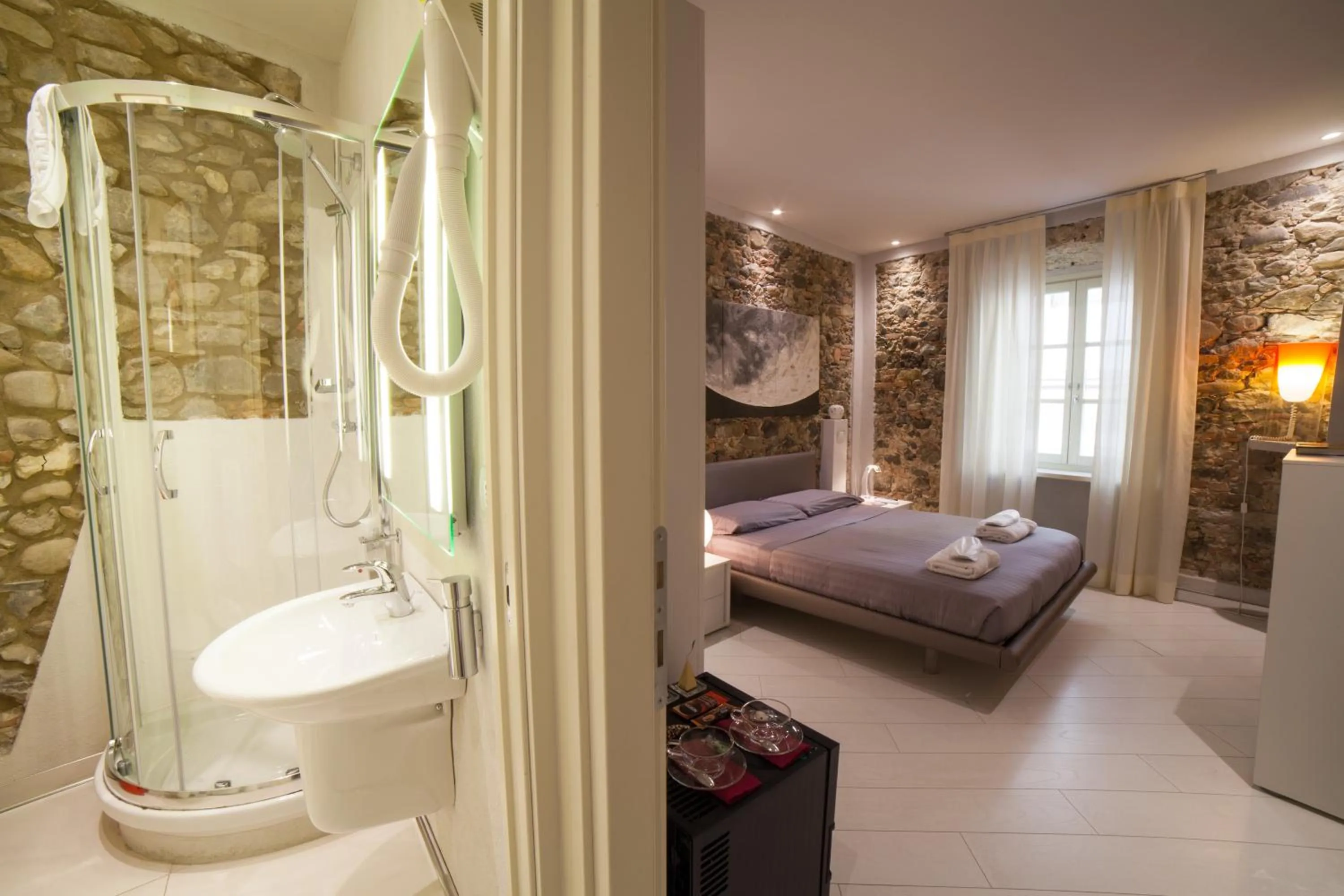 Bathroom, Bed in Art Boutique Hotel Acchiappasogni