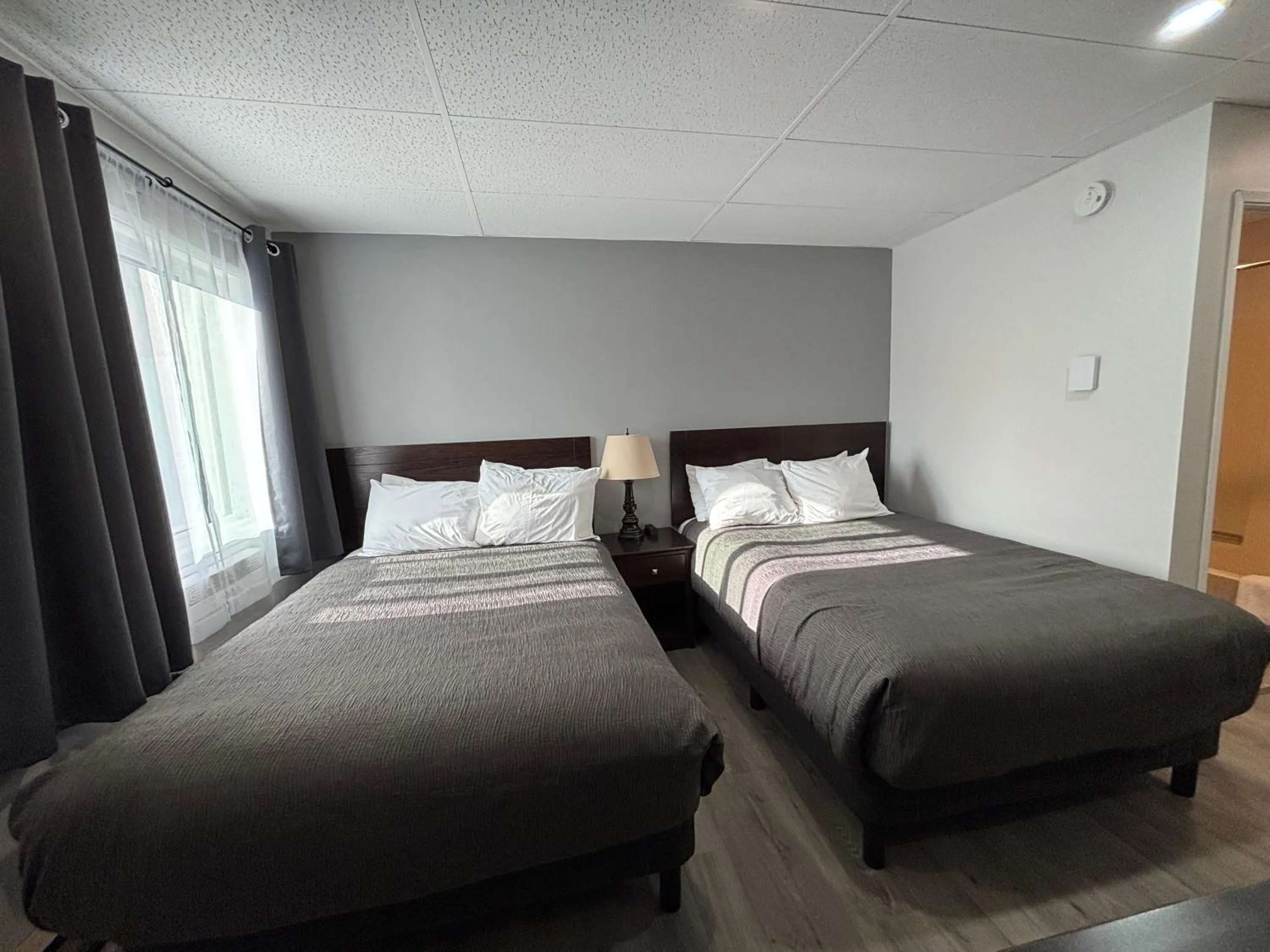 Bed in Western Traveller Motel