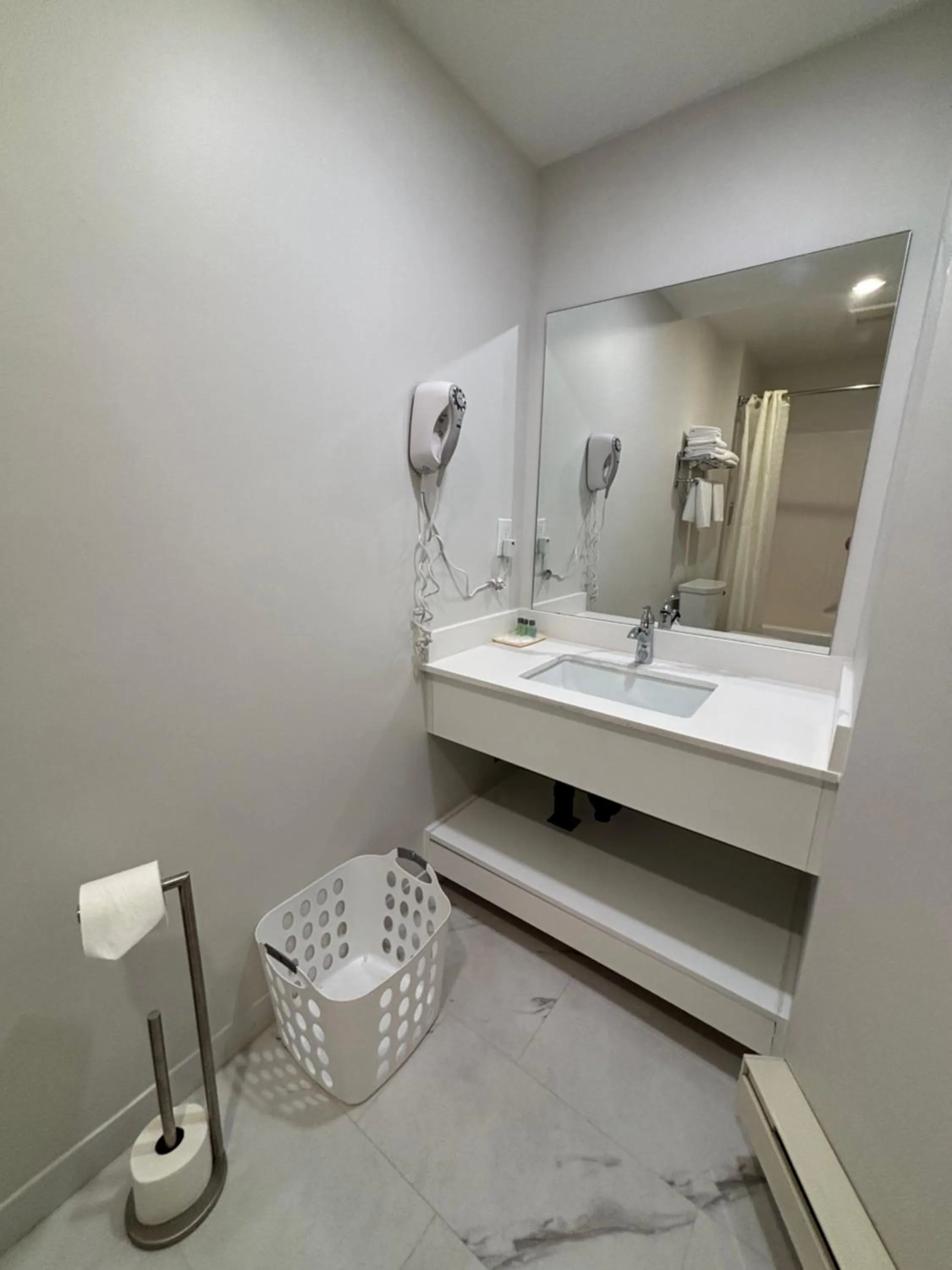 Bathroom in Western Traveller Motel