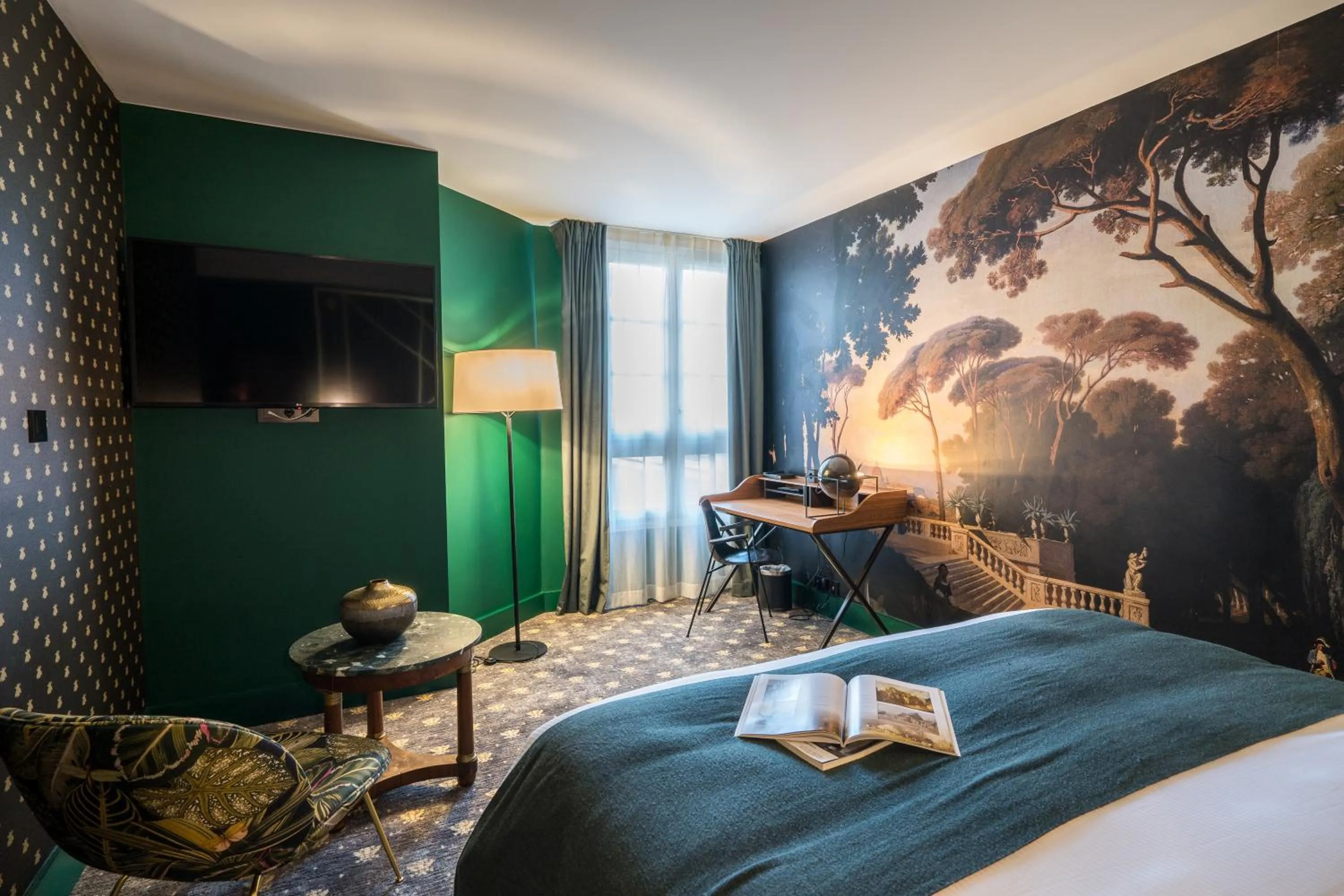 Photo of the whole room, Bed in Aigle Noir Hotel Fontainebleau - MGallery Collection